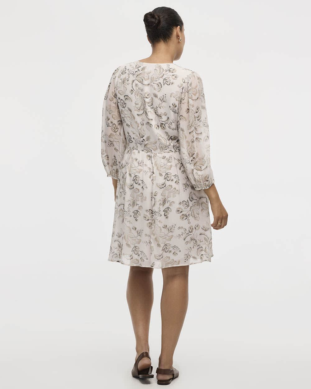 Robe cintrée et évasée à manches bracelet et col fendu