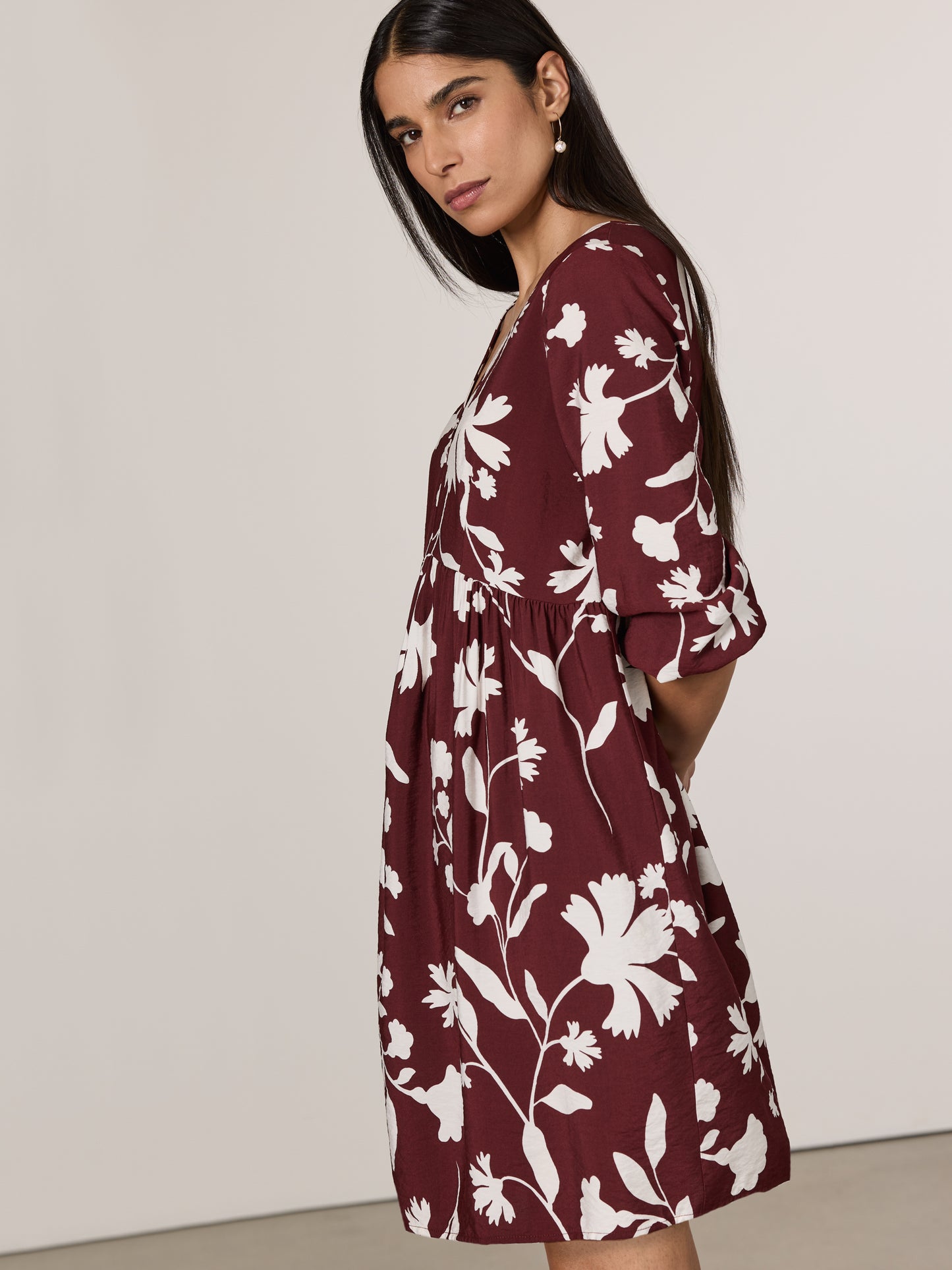 Robe à taille empire à manches longues et col V 