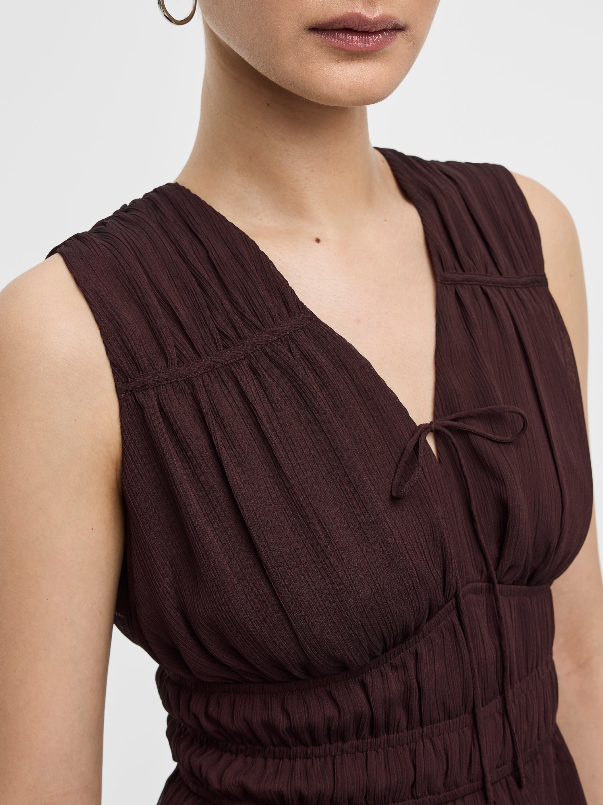 Blouse sans manches à col V avec taille en nid d'abeille