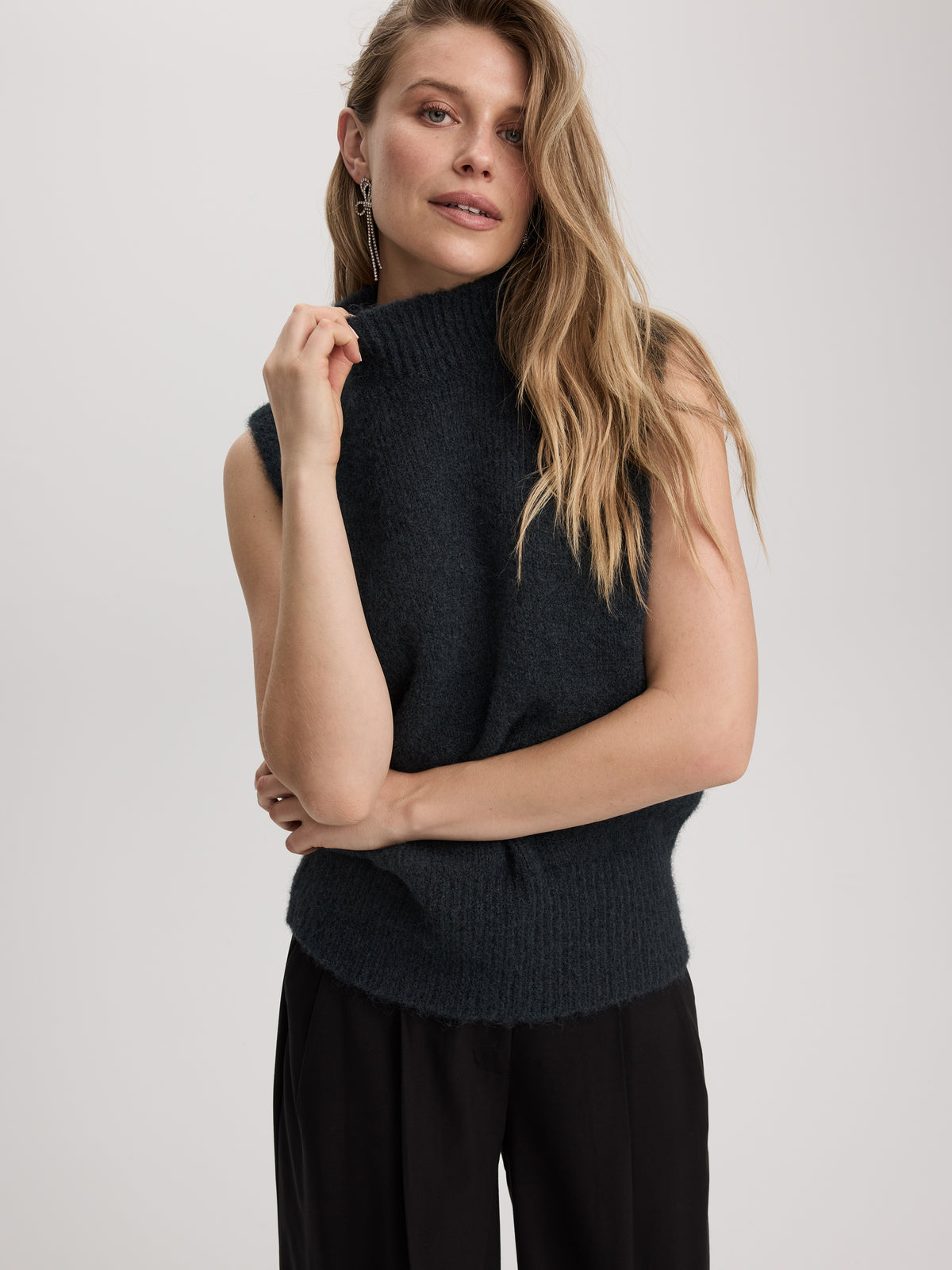 Pull sans manches à col montant