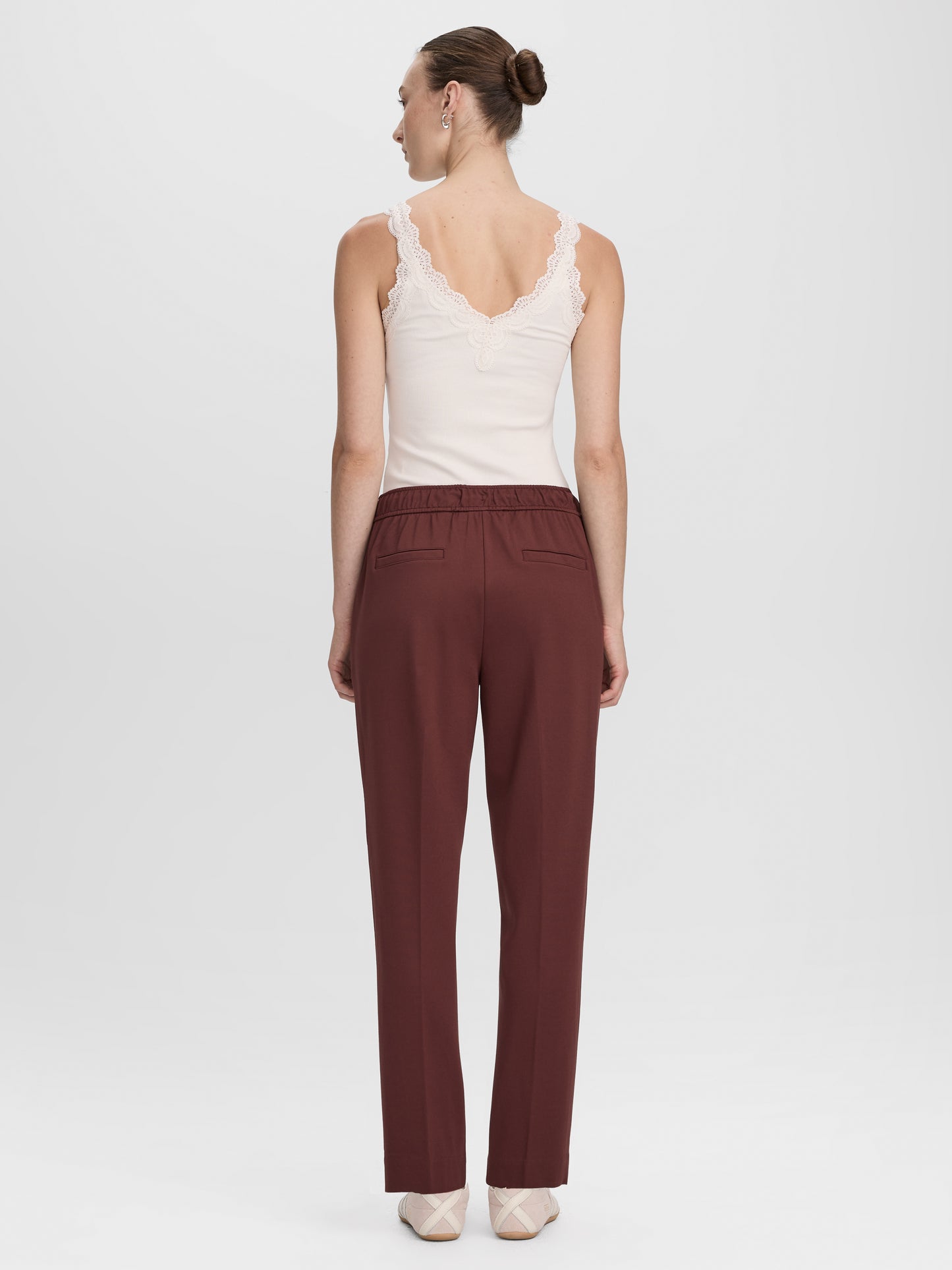 Pantalon à taille haute élastique et jambe fuselée