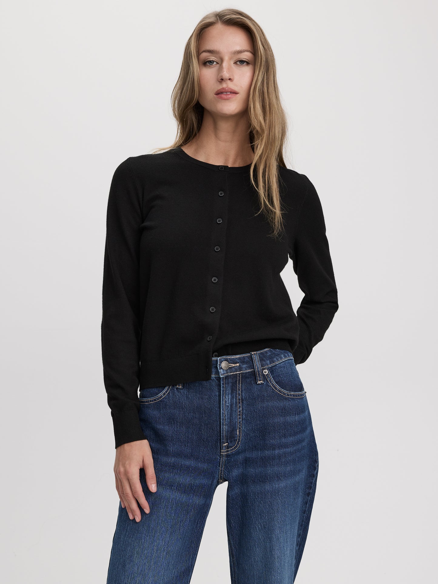 Crew-Neck Cardigan - R Essentials