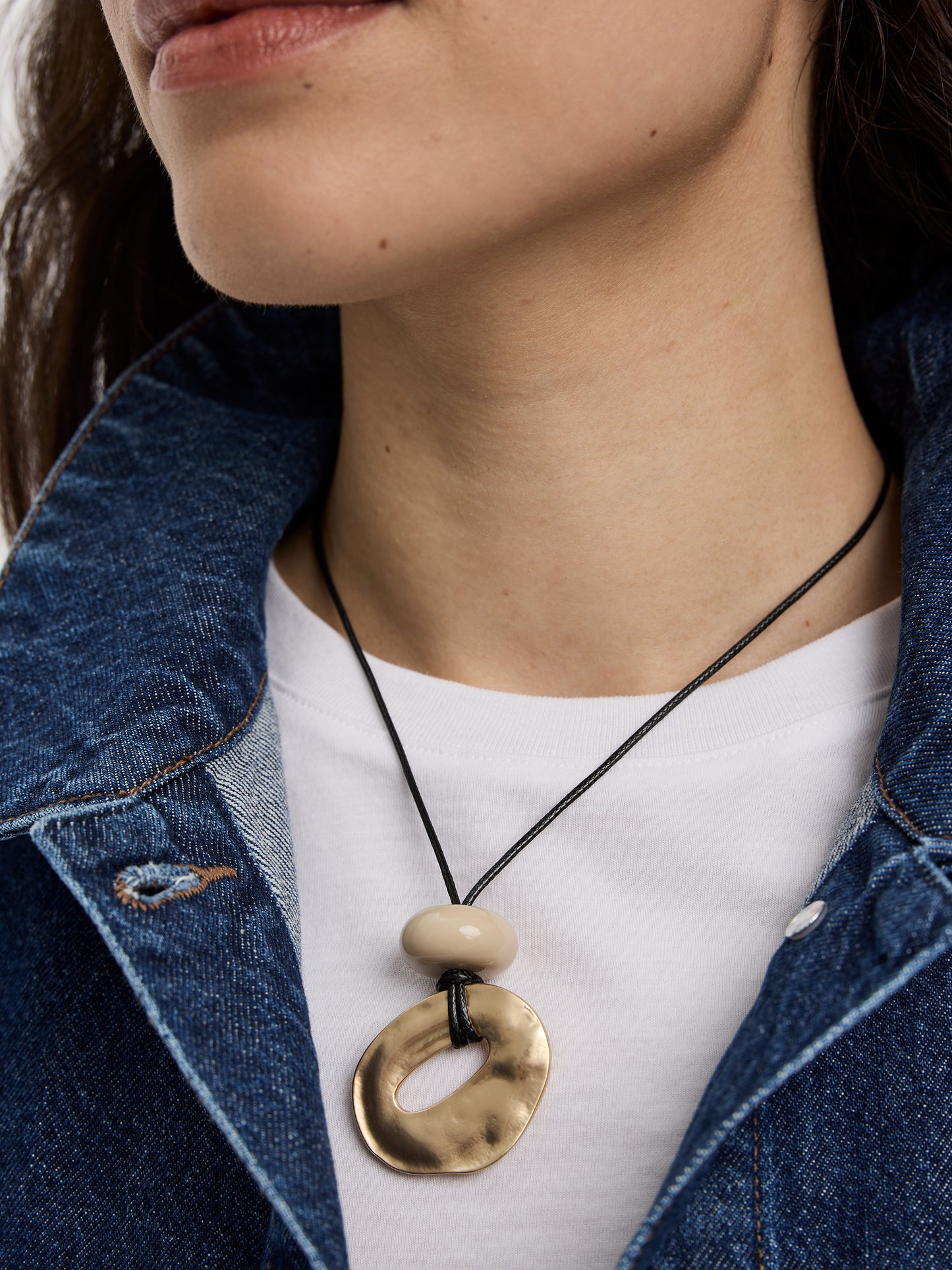 Collier en corde avec pierre et pendentif en métal