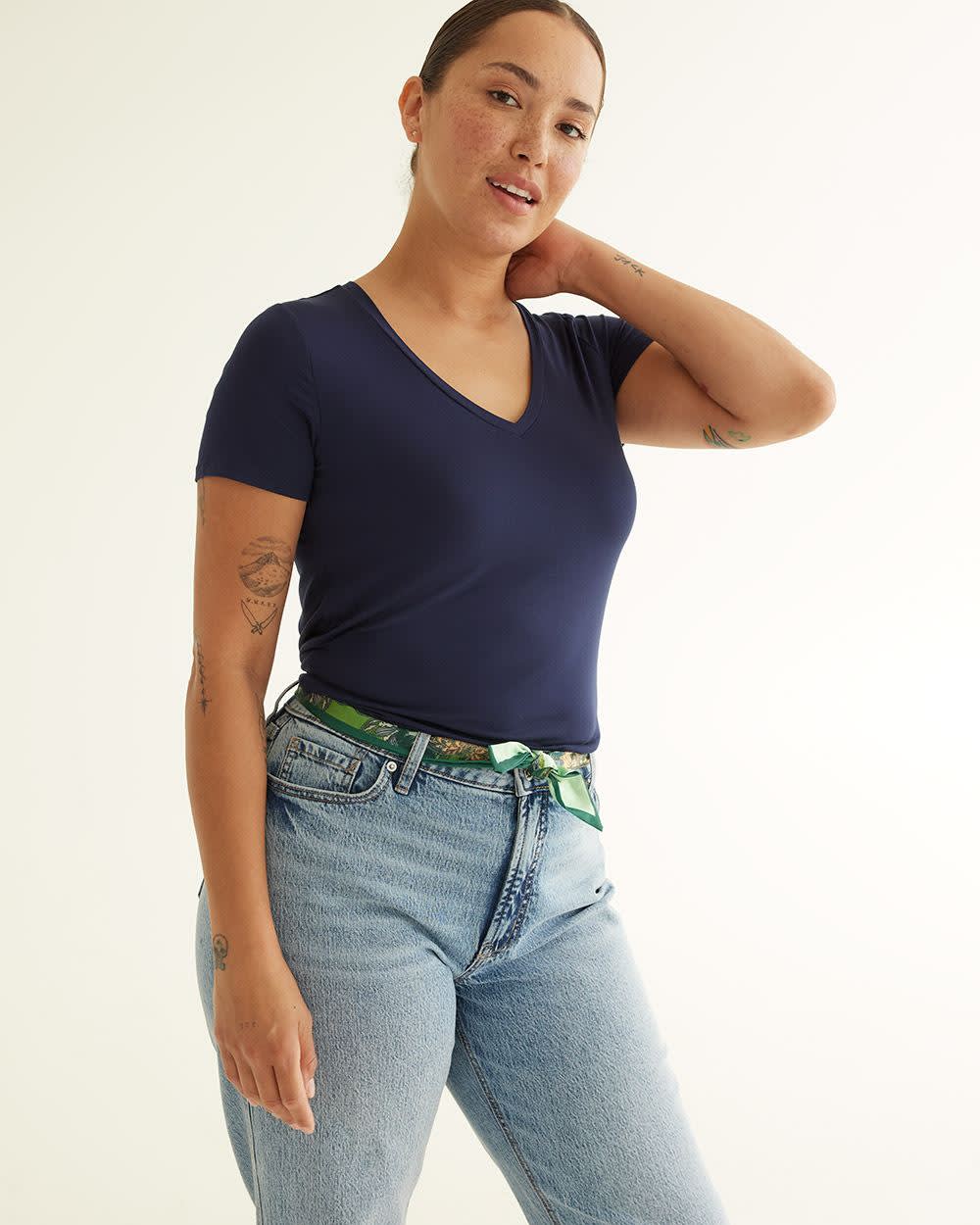 V-Neck T-Shirt - R Essentials