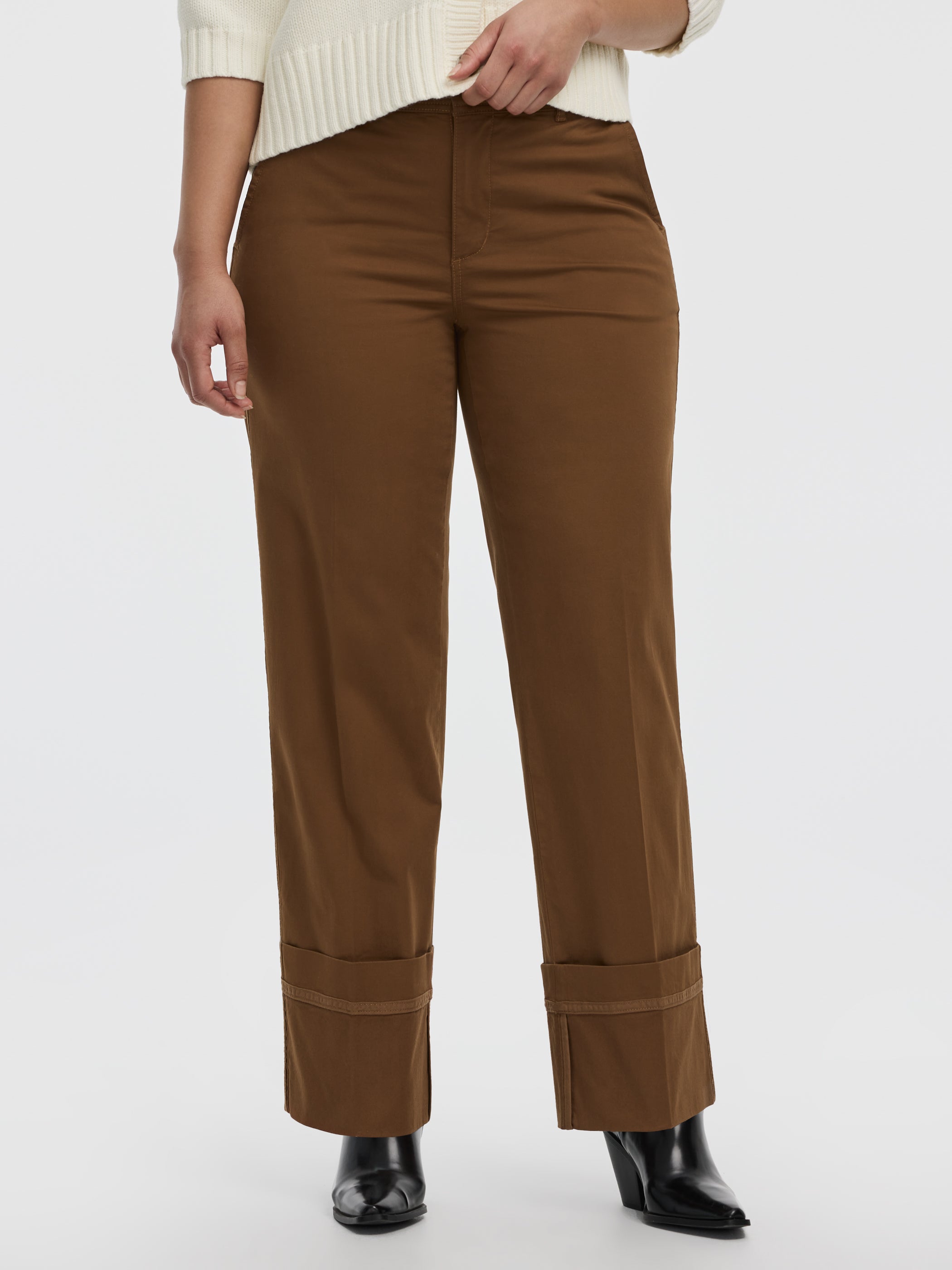 Pantalon chino à taille mi-haute et jambe droite à revers