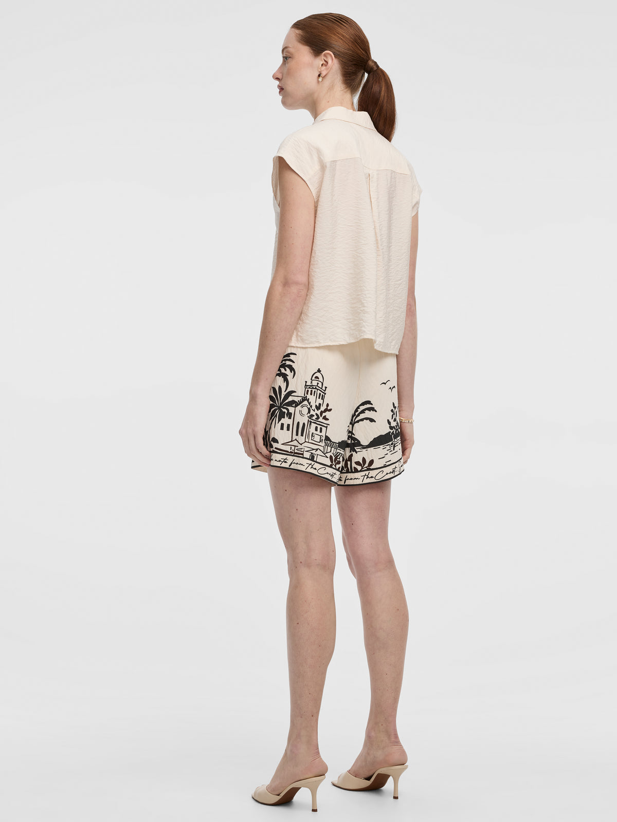 Extended-Sleeve Buttoned-Down Blouse