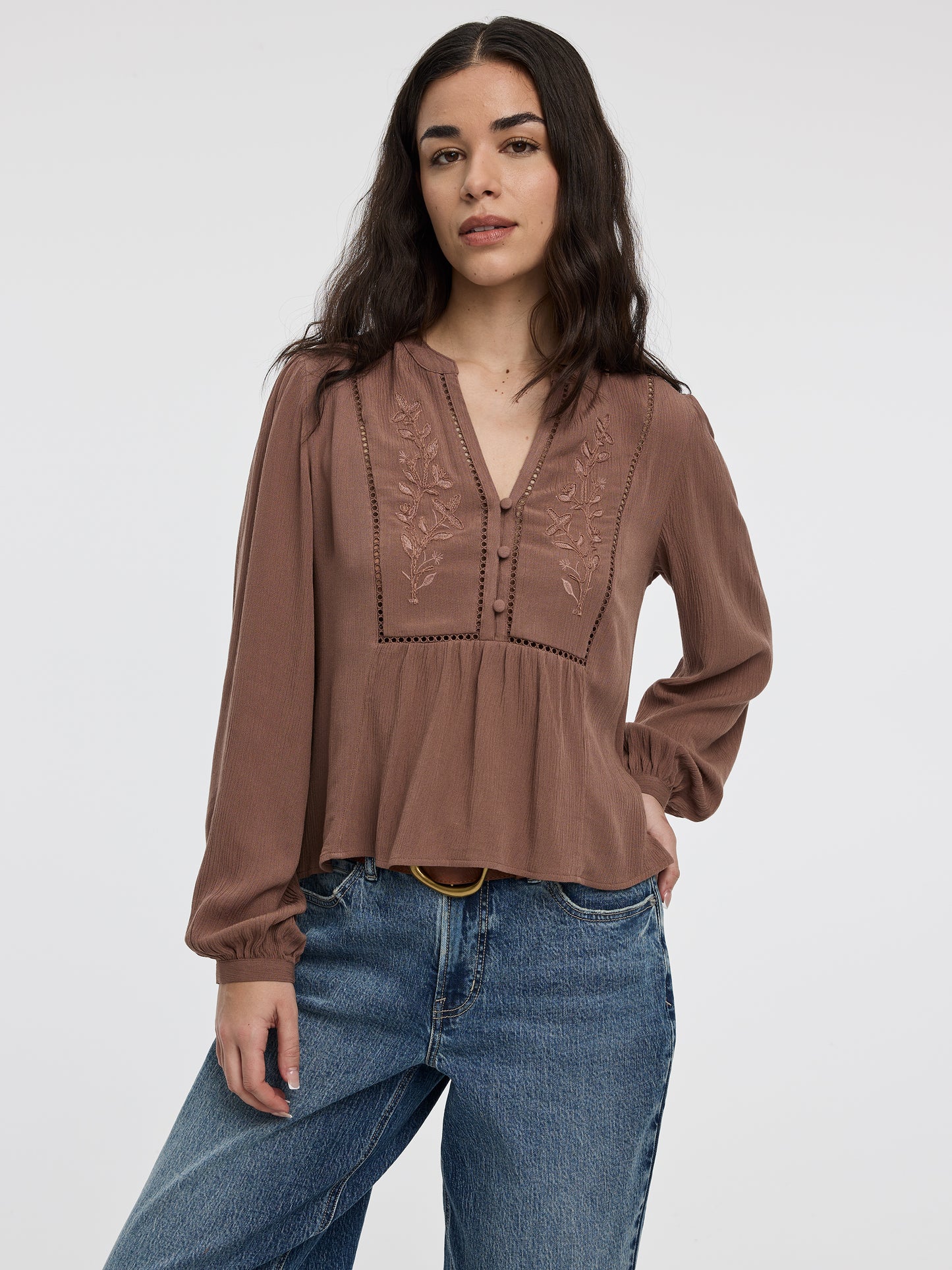 Blouse à manches longues et col fendu avec détails brodés