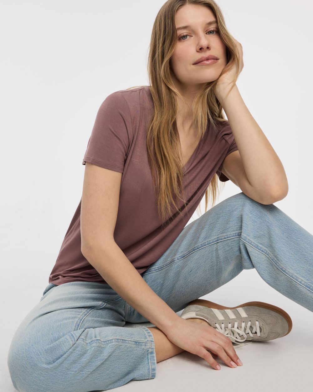 V-Neck Tee - R Essentials