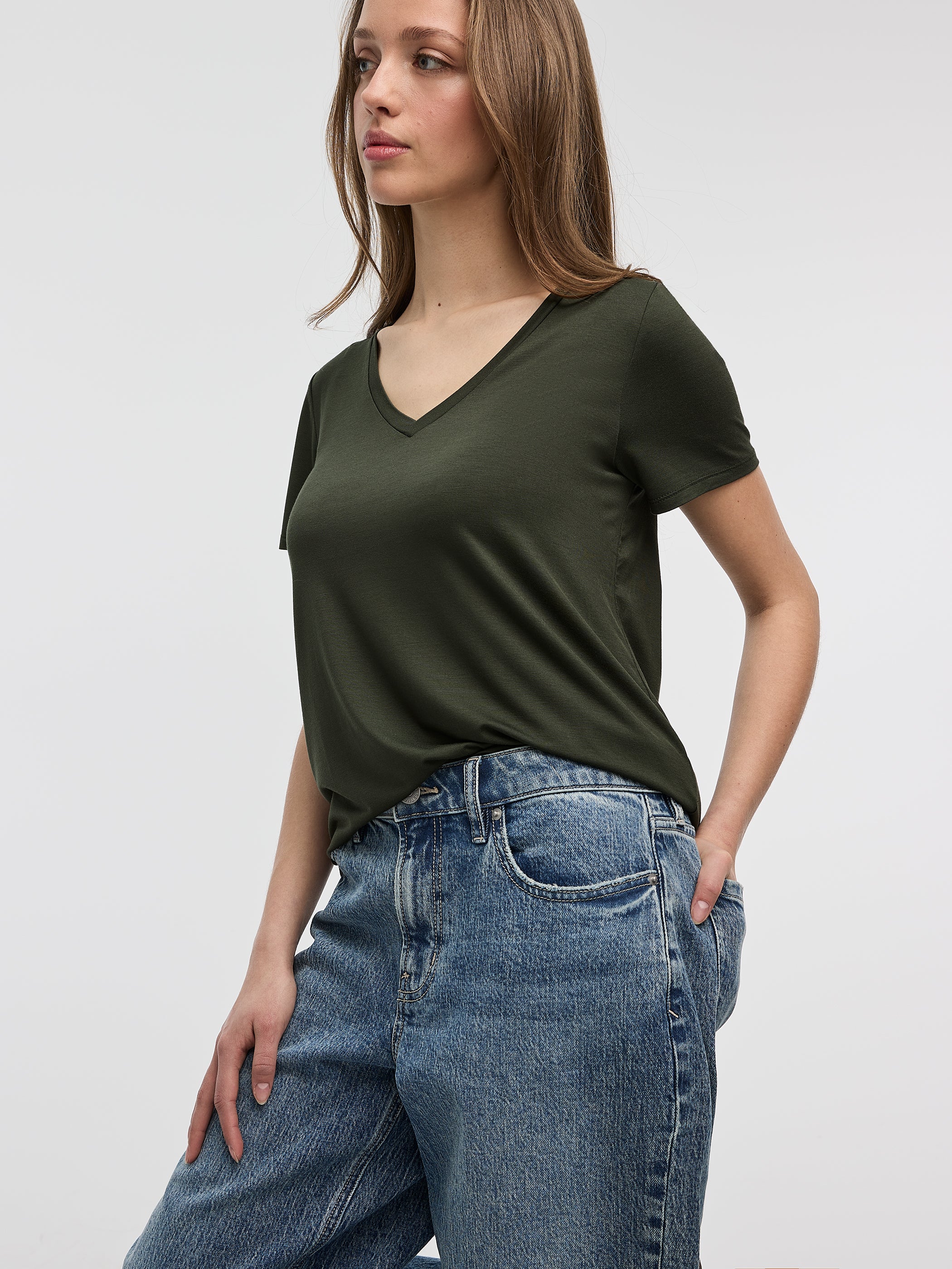 V-Neck Tee - R Essentials