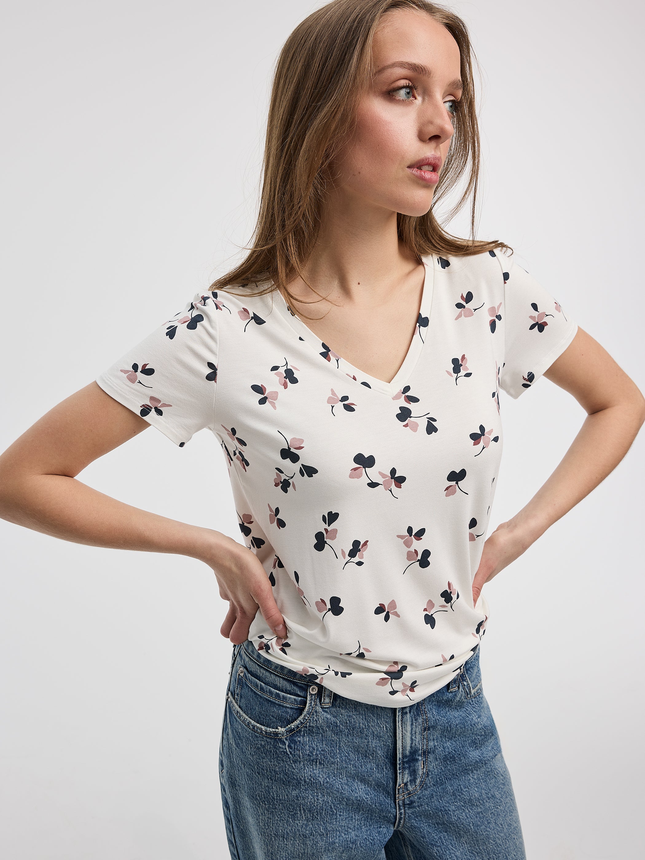 V-Neck Tee - R Essentials