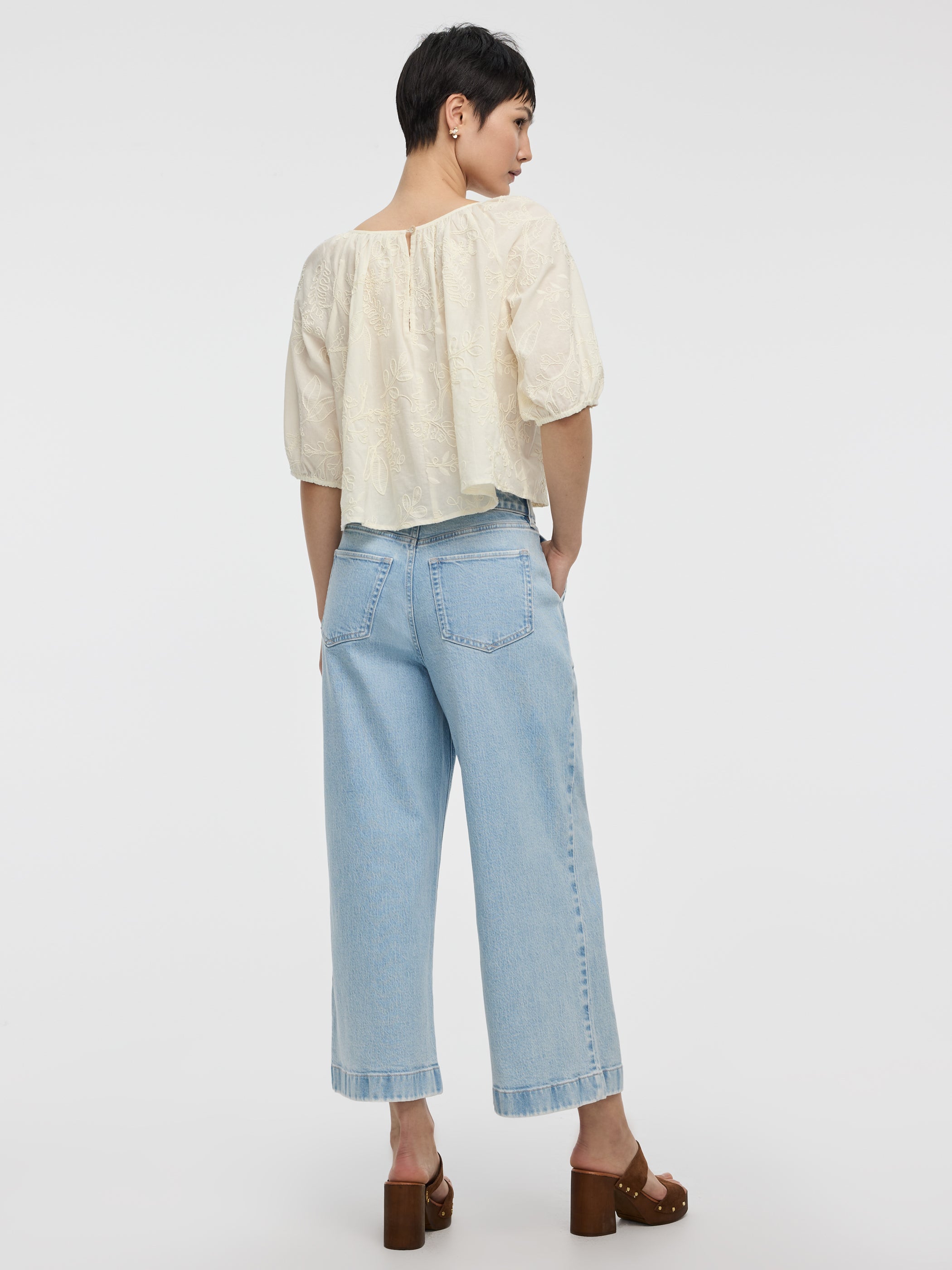 Blouse à oeillets à col dégagé et manches aux coudes