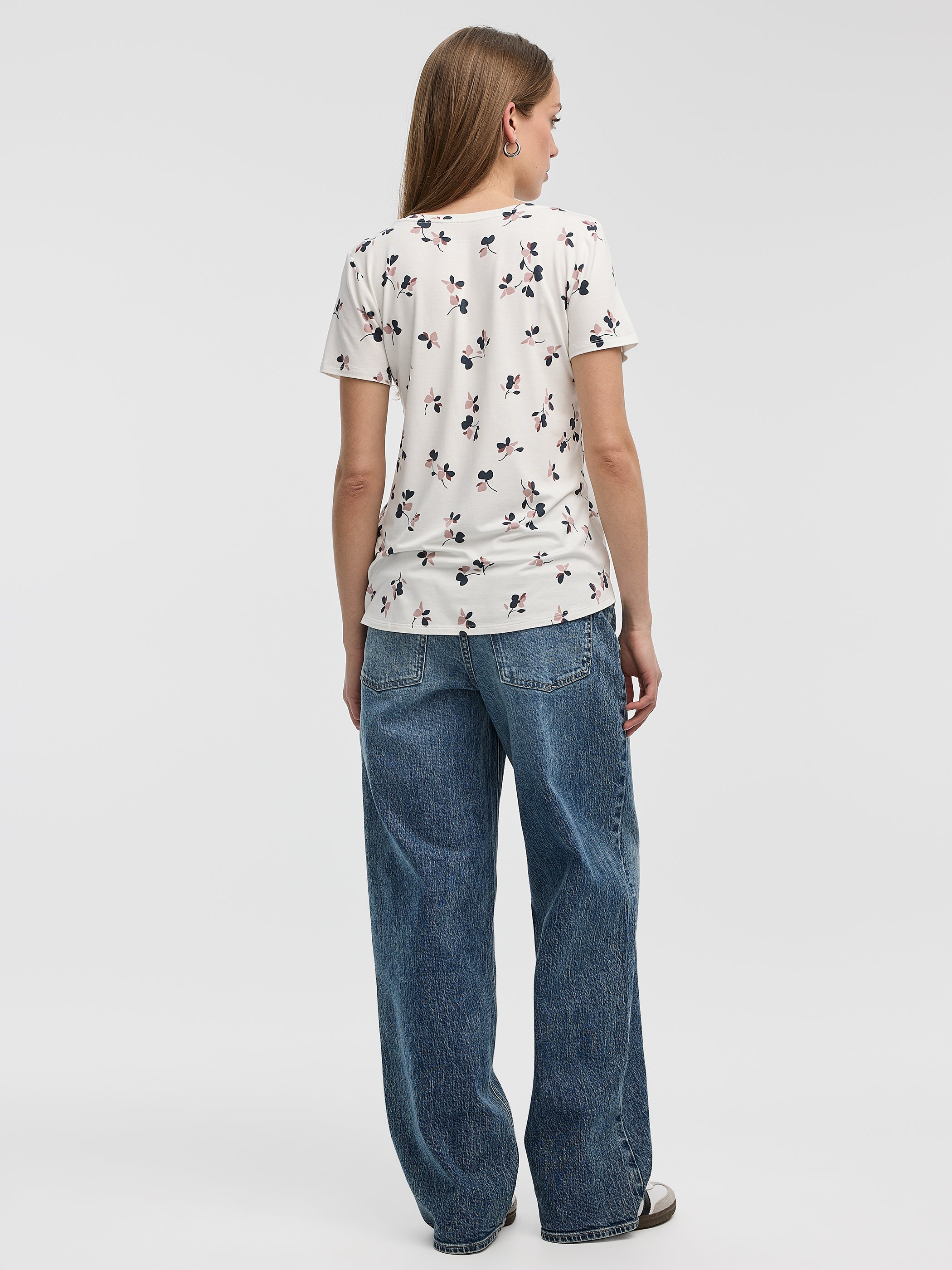 V-Neck Tee - R Essentials