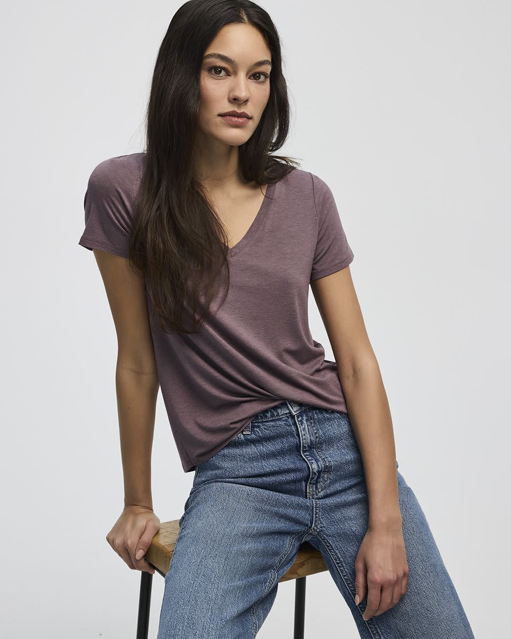 V-Neck T-Shirt - R Essentials