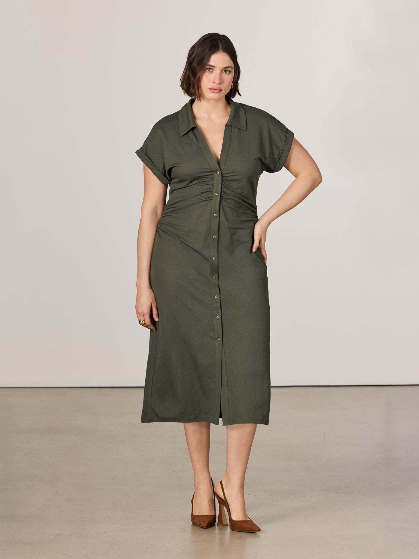 Robe moulante à boutonner à manches courtes avec col chemisier