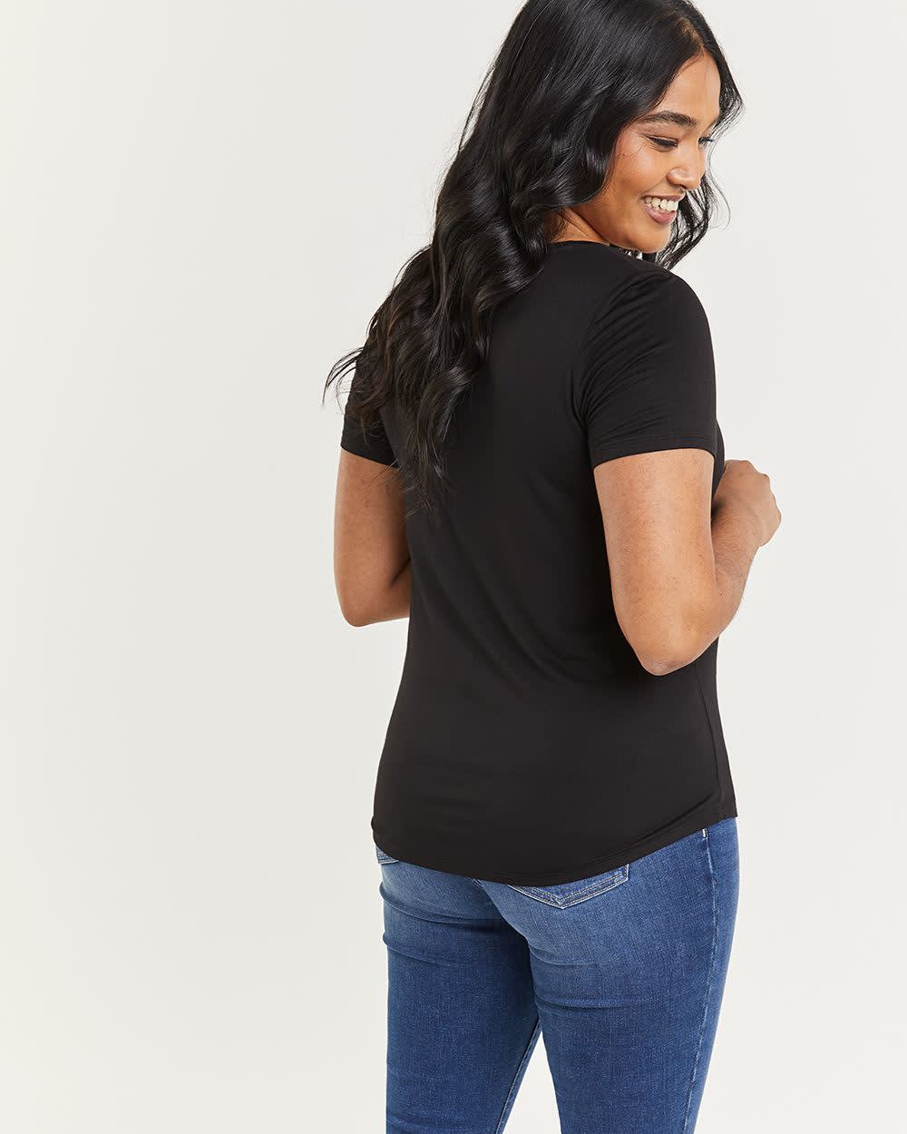 V-Neck T-Shirt - R Essentials