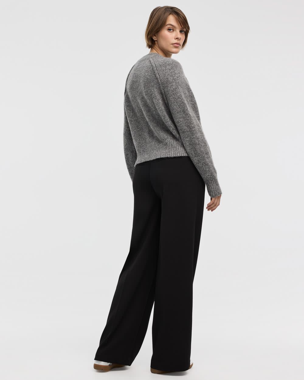 Pull à manches longues et col rond avec boucle en relief