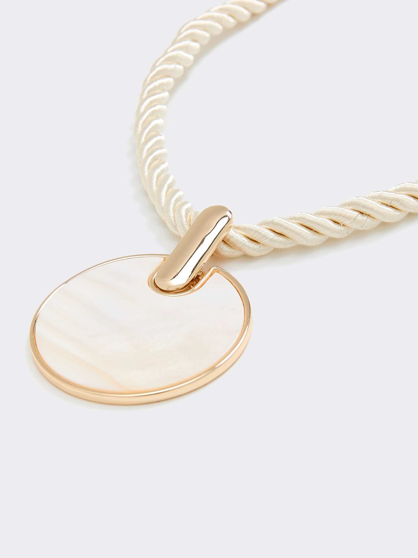 Collier court en corde avec pendentif nacré