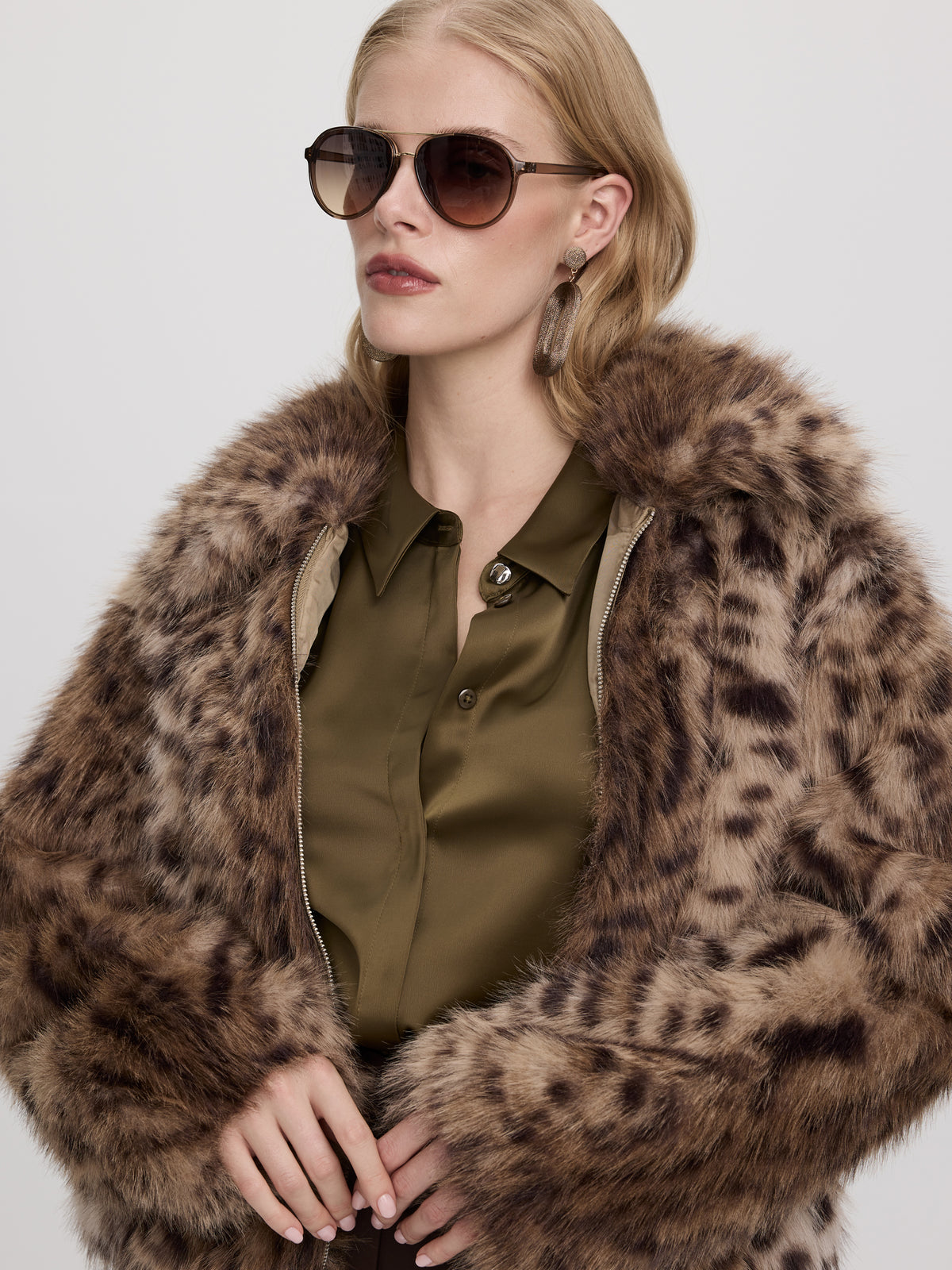 Manteau court en fourrure synthétique