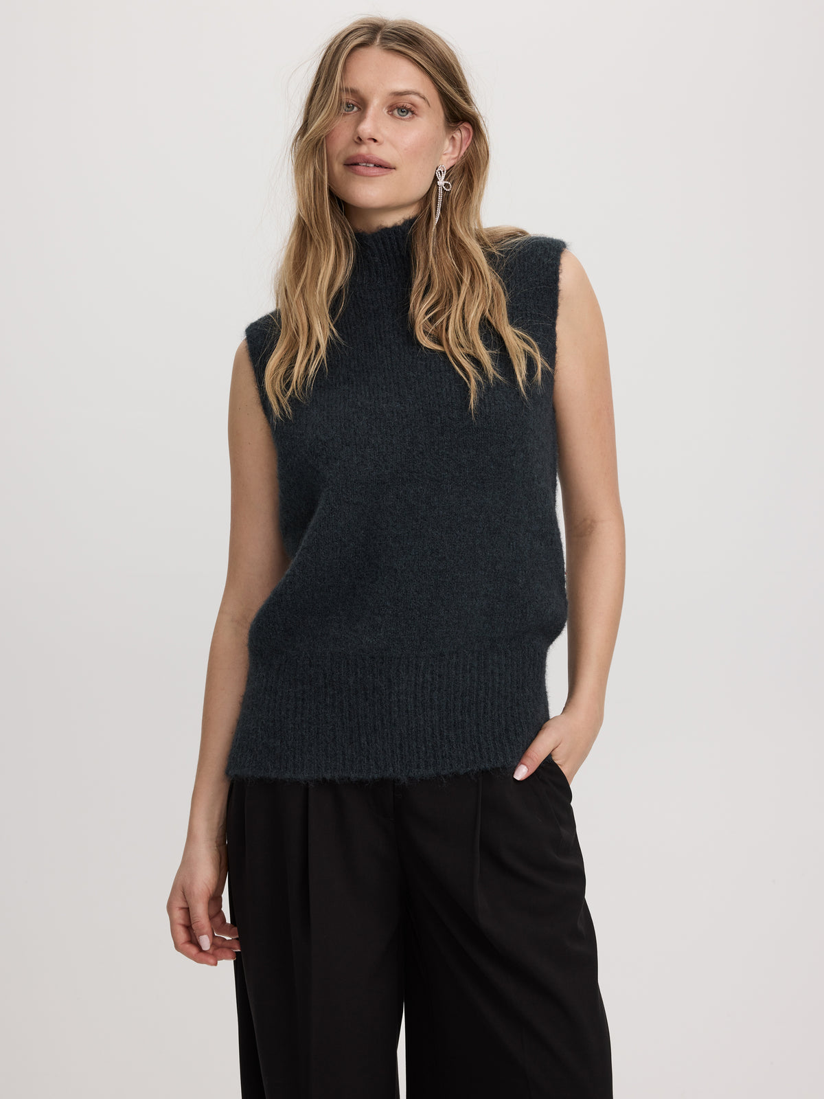 Pull sans manches à col montant