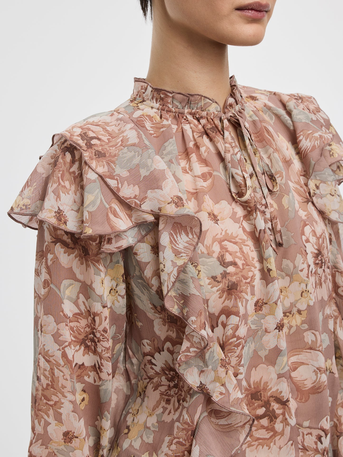 Blouse à manches longues et col fendu avec détails à volants