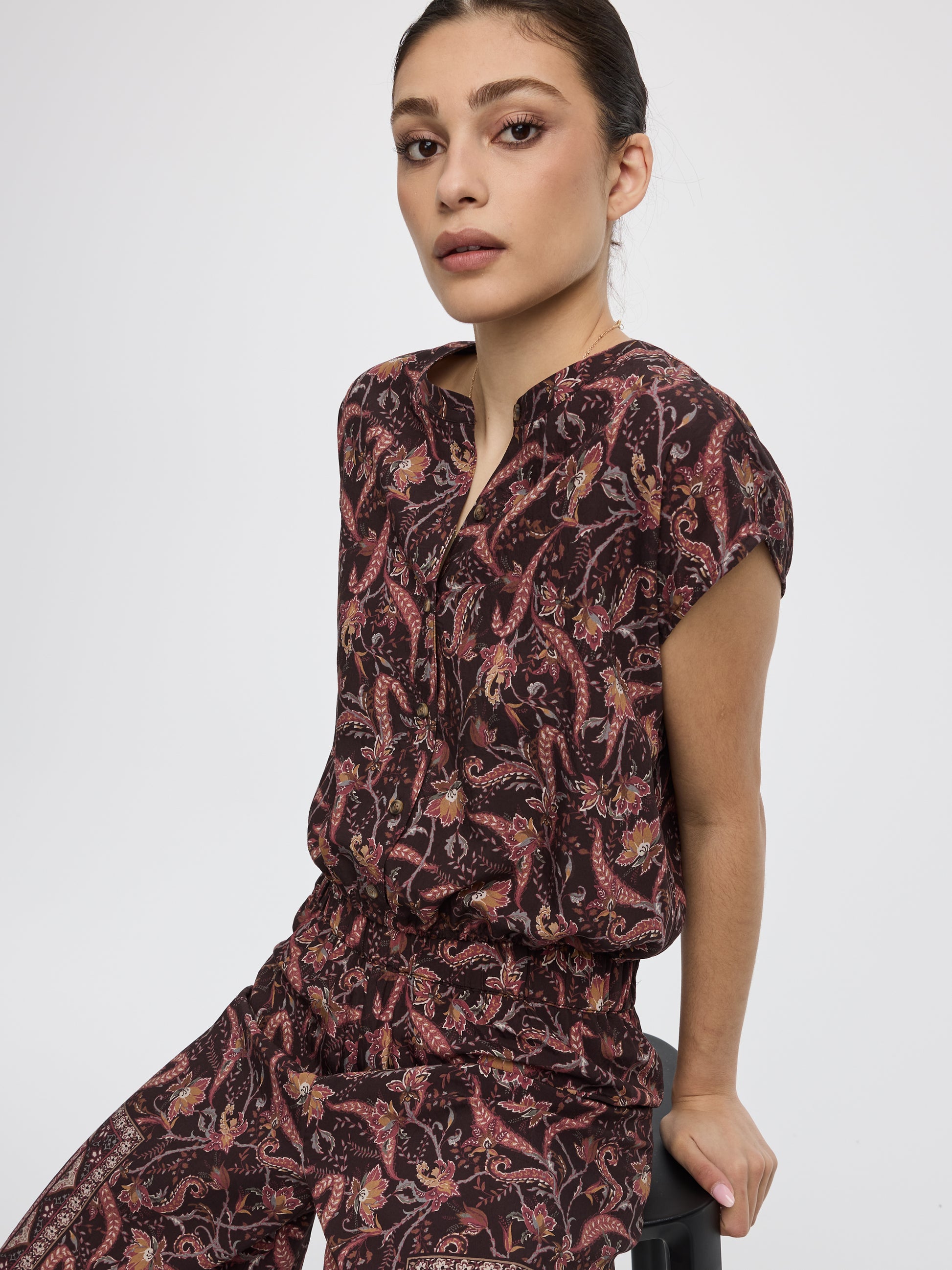 Extended-Sleeve Crew-Neck Buttoned-Down Blouse