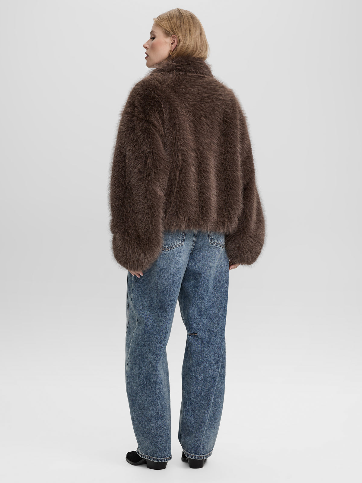 Manteau court en fourrure synthétique