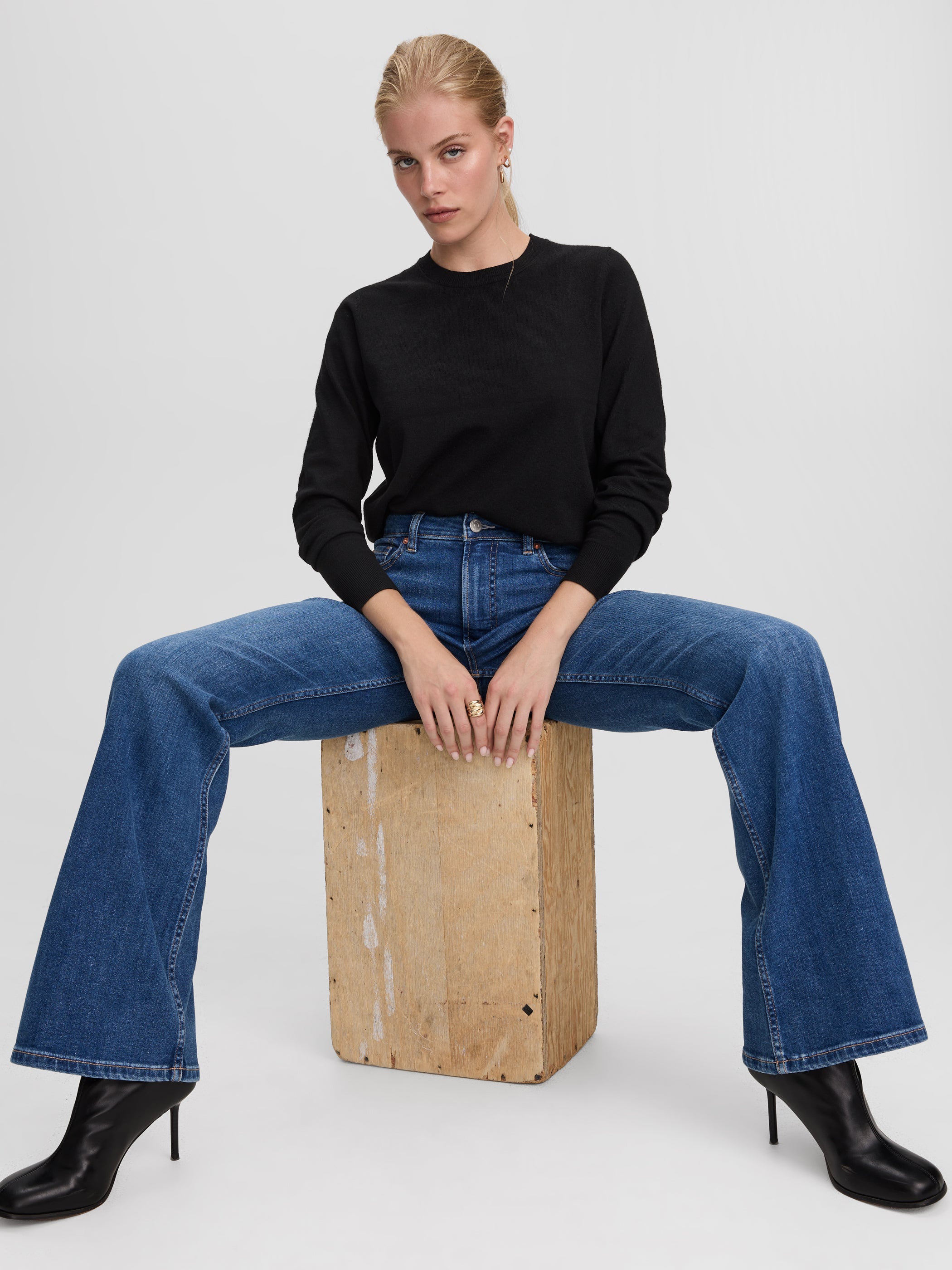 Long-Sleeve Crew-Neck Pullover - R Essentials