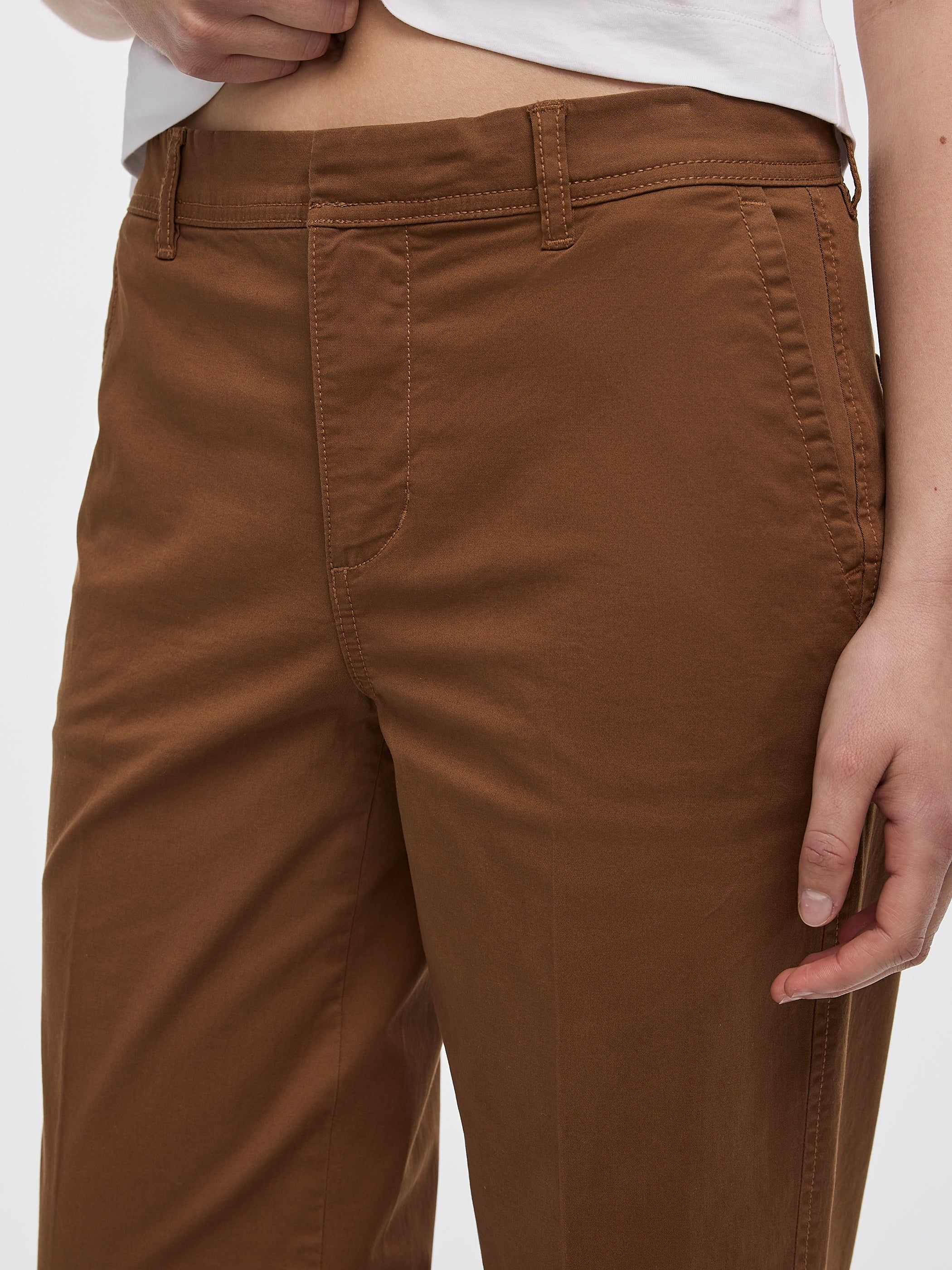 Pantalon chino à taille mi-haute et jambe droite à revers