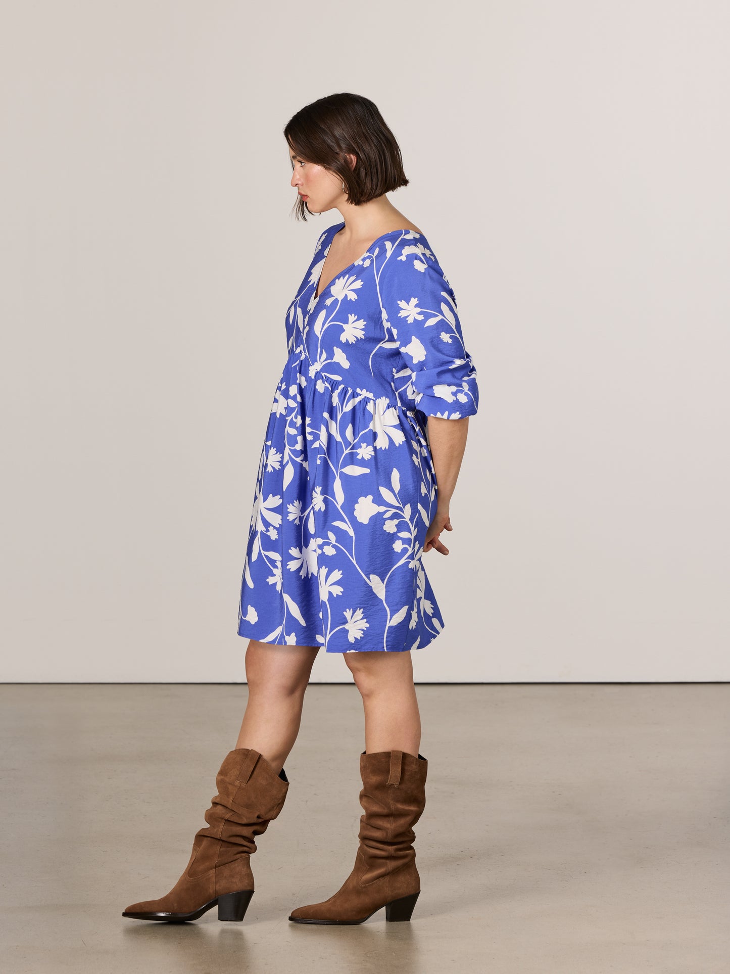 Robe à taille empire à manches longues et col V 