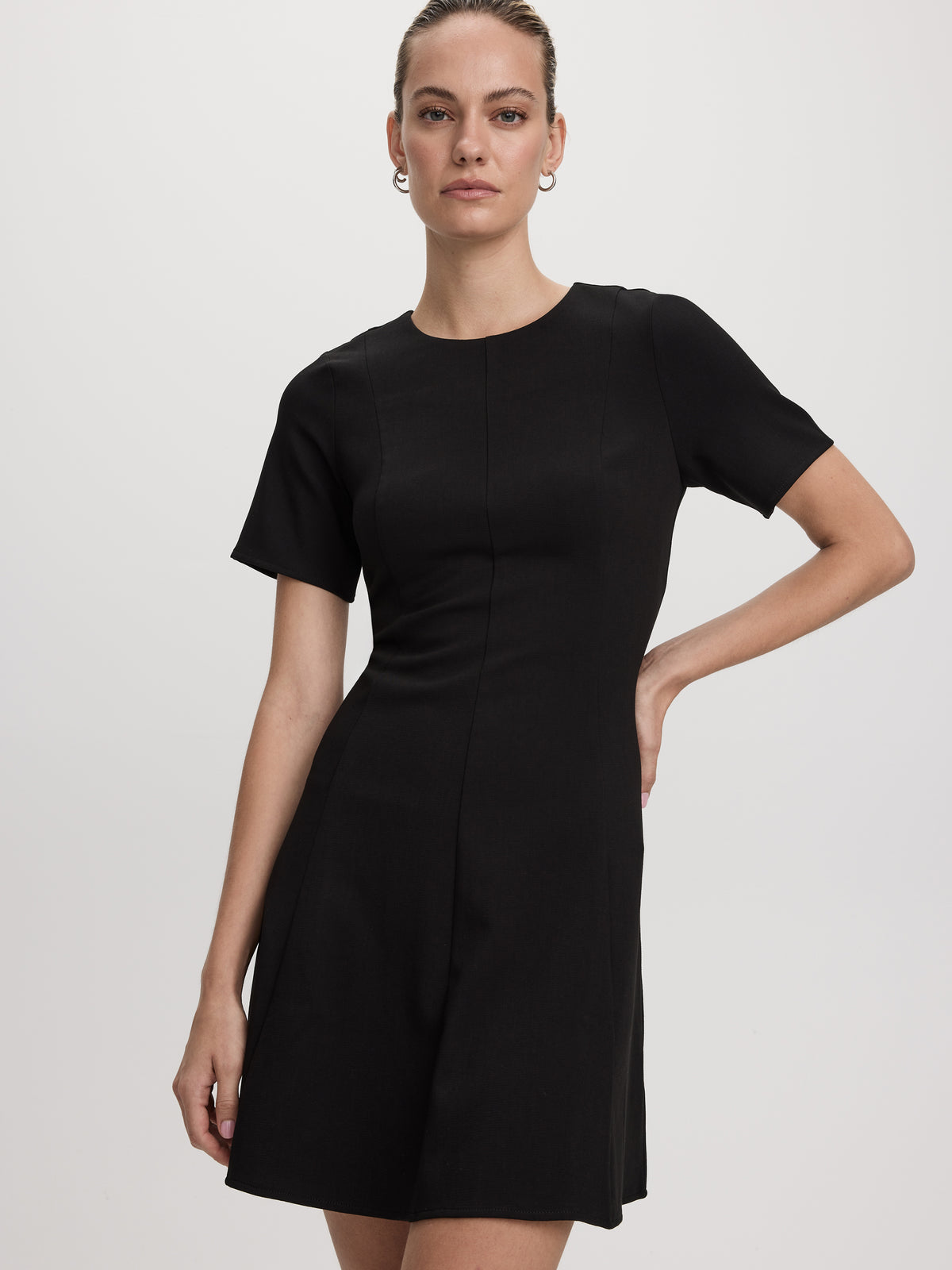 Robe cintrée et évasée à manches courtes et col rond