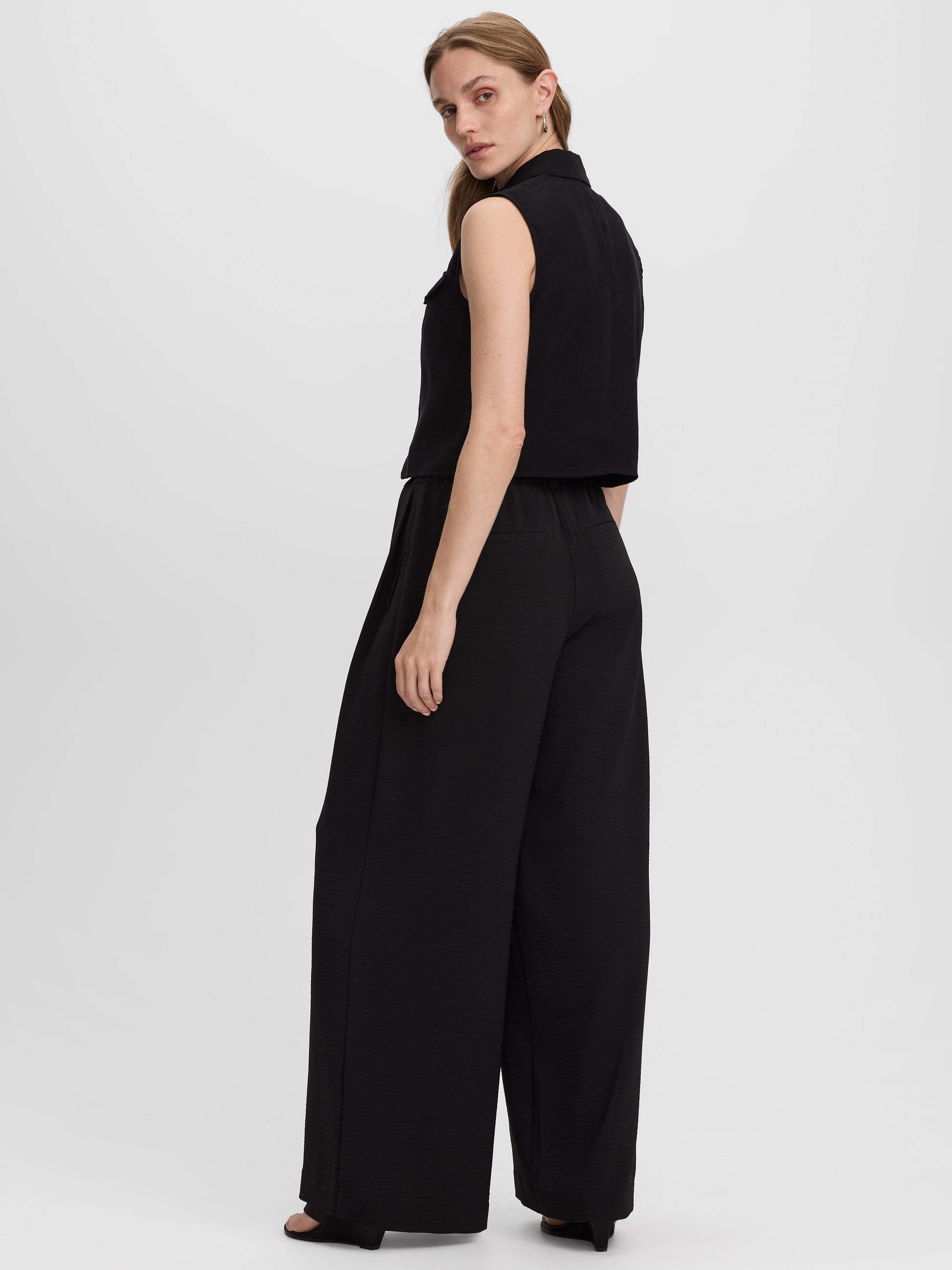 Sleeveless Buttoned-Down Blouse with Shirt Collar