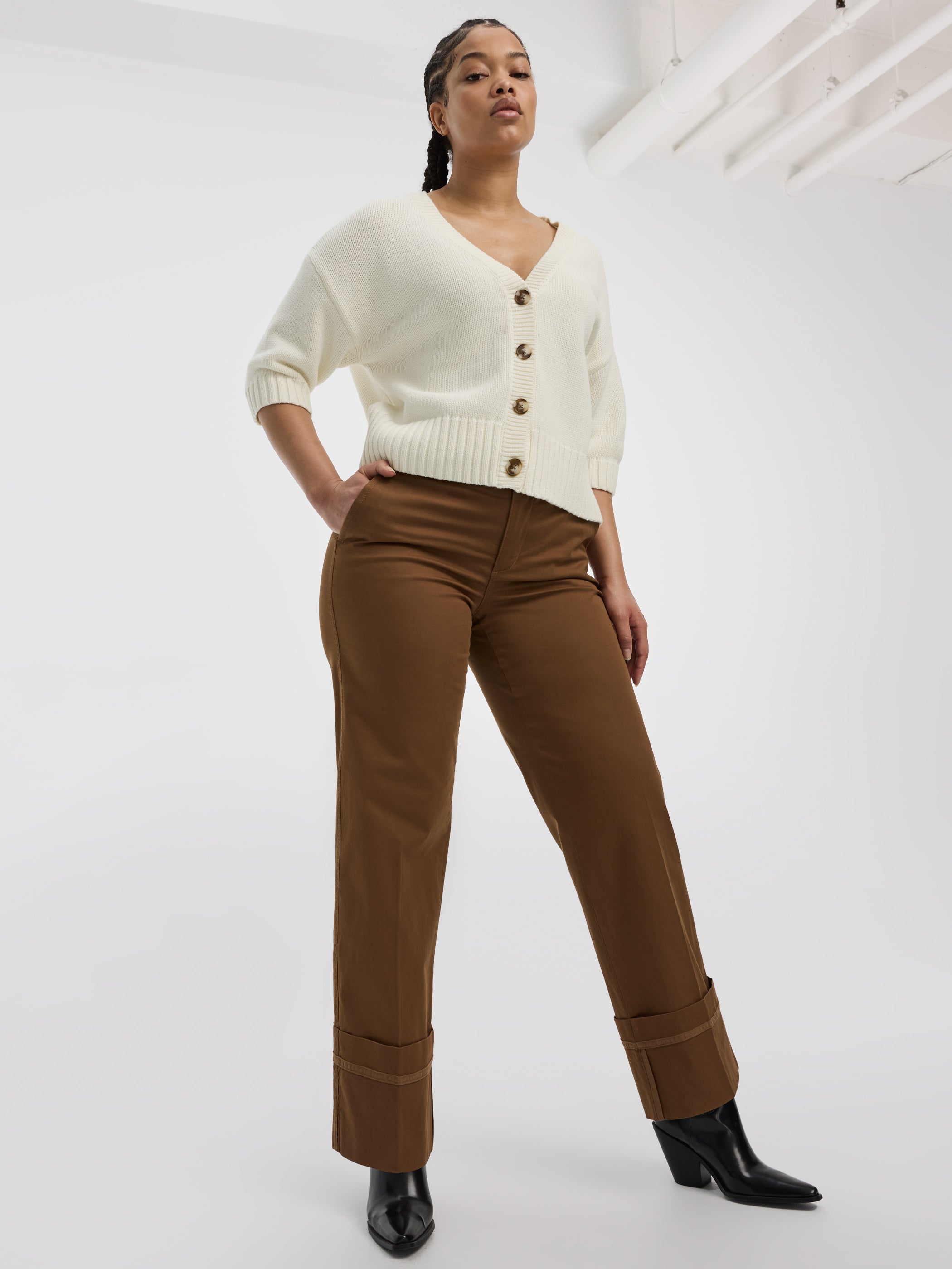 Pantalon chino à taille mi-haute et jambe droite à revers