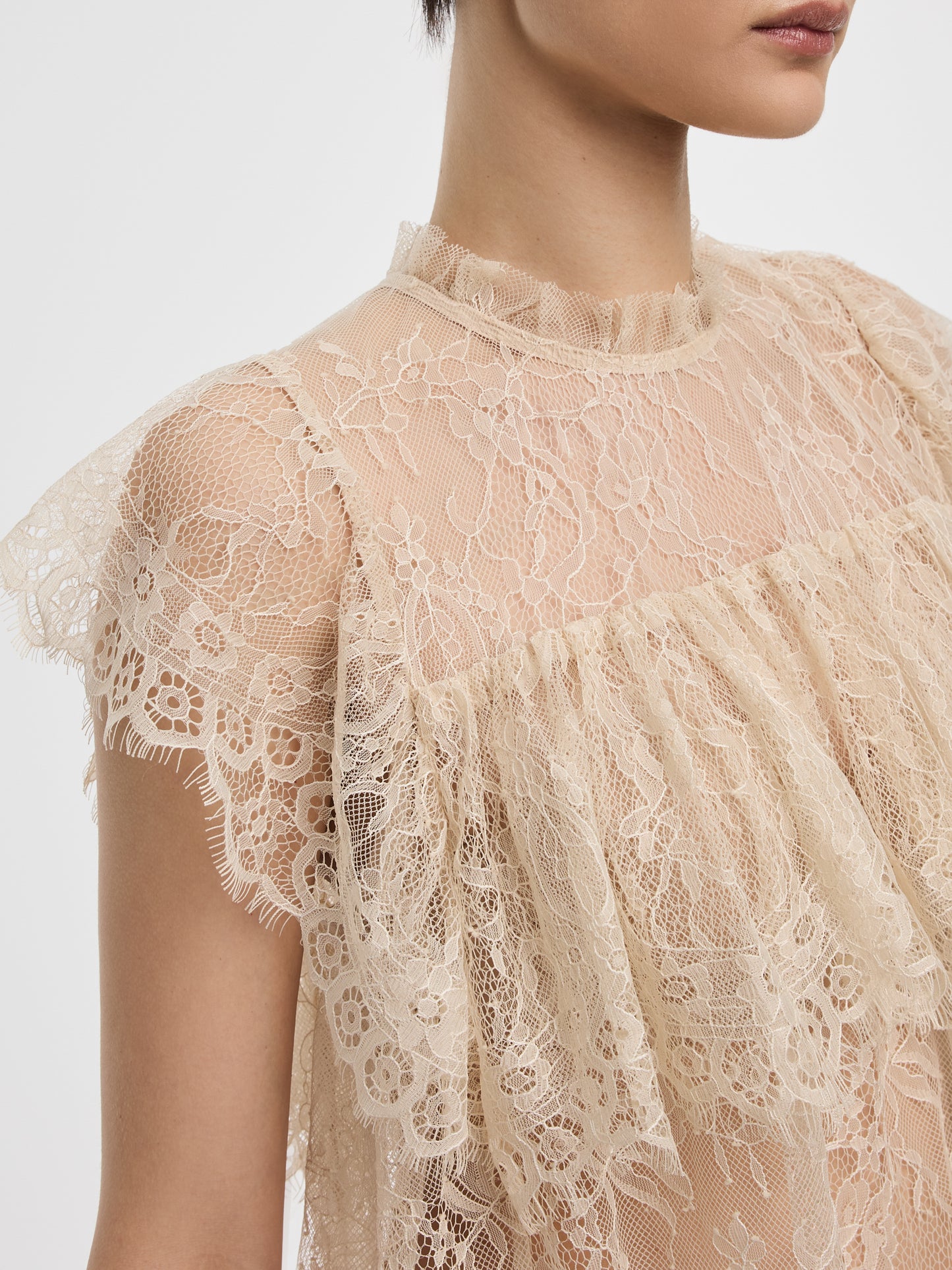 Blouse en dentelle à manches très courtes