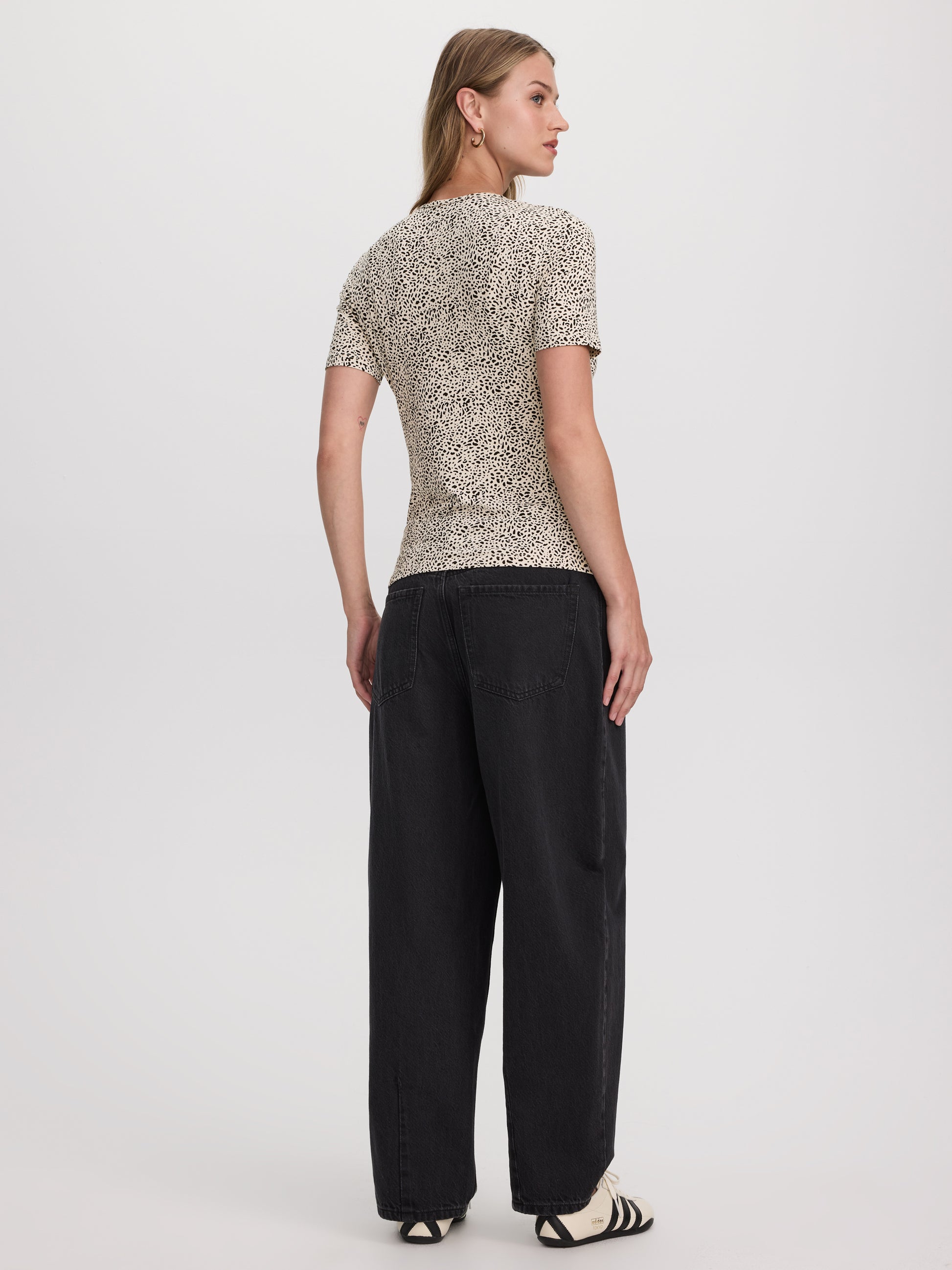 Crew-Neck T-Shirt - R Essentials