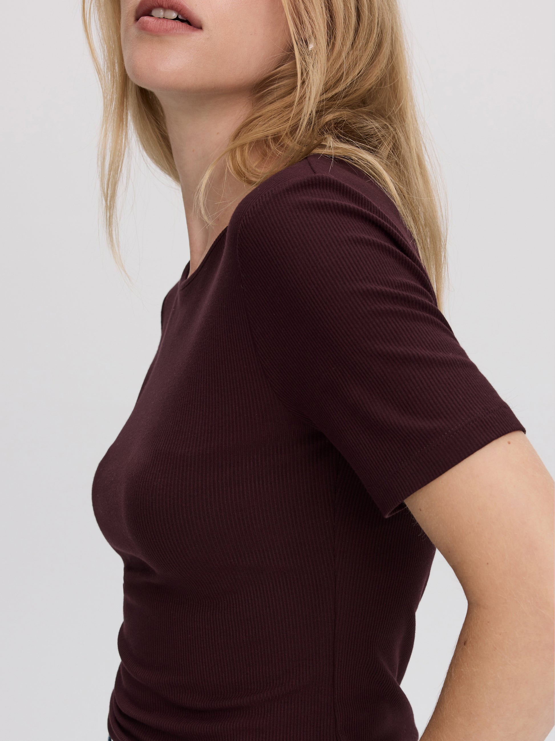 Long-Sleeve Crew-Neck Ribbed T-Shirt - R Essentials