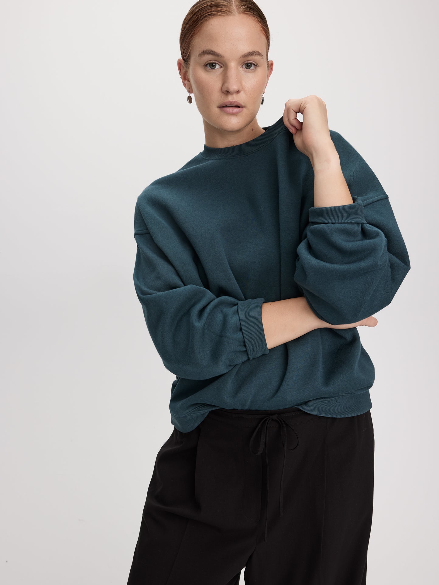 Long Crew-Neck Fleece Sweatshirt - R Essentials