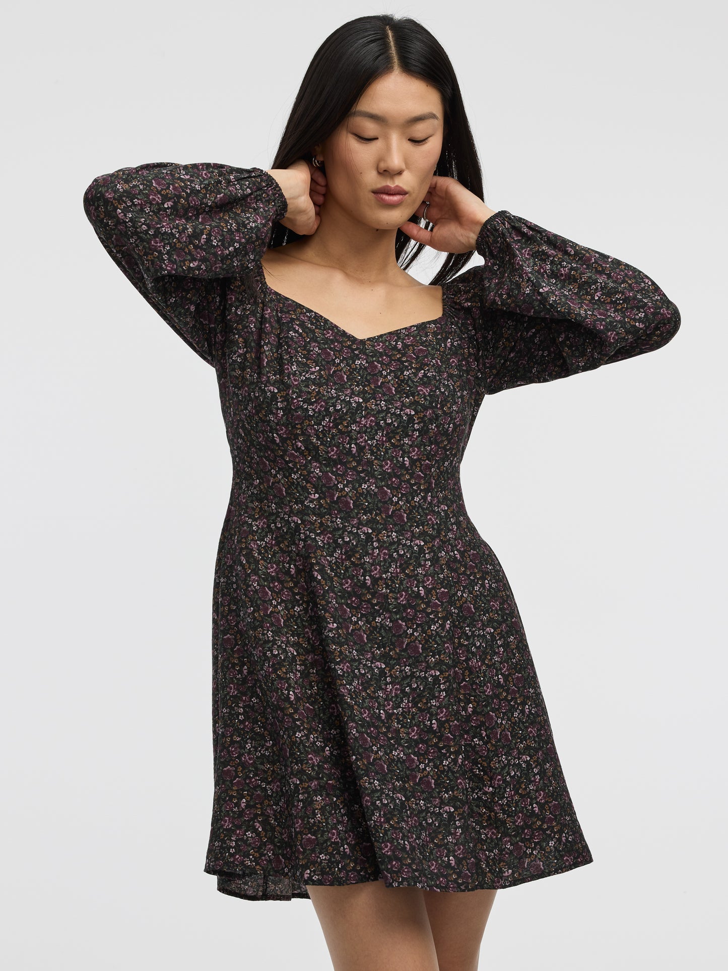 Robe bustier à manches longues bouffantes et encolure en coeur