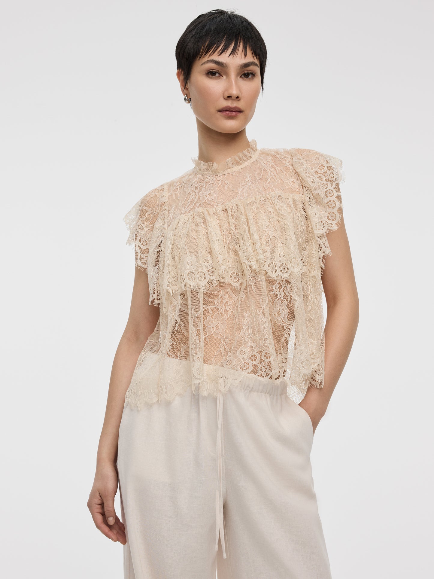 Blouse en dentelle à manches très courtes