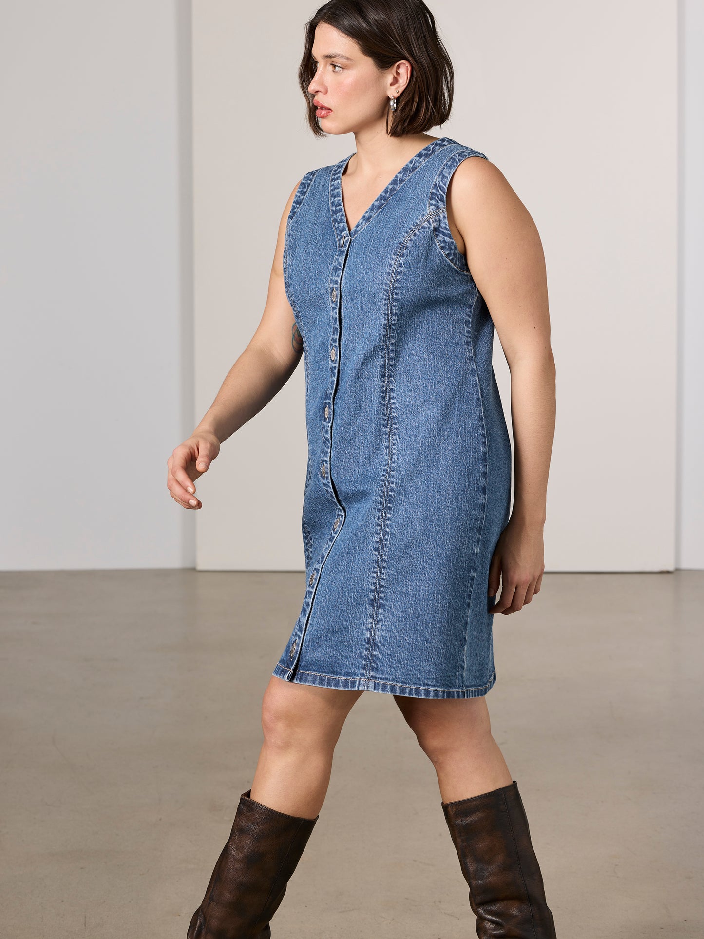 Robe mini boutonnée sans manches en denim 