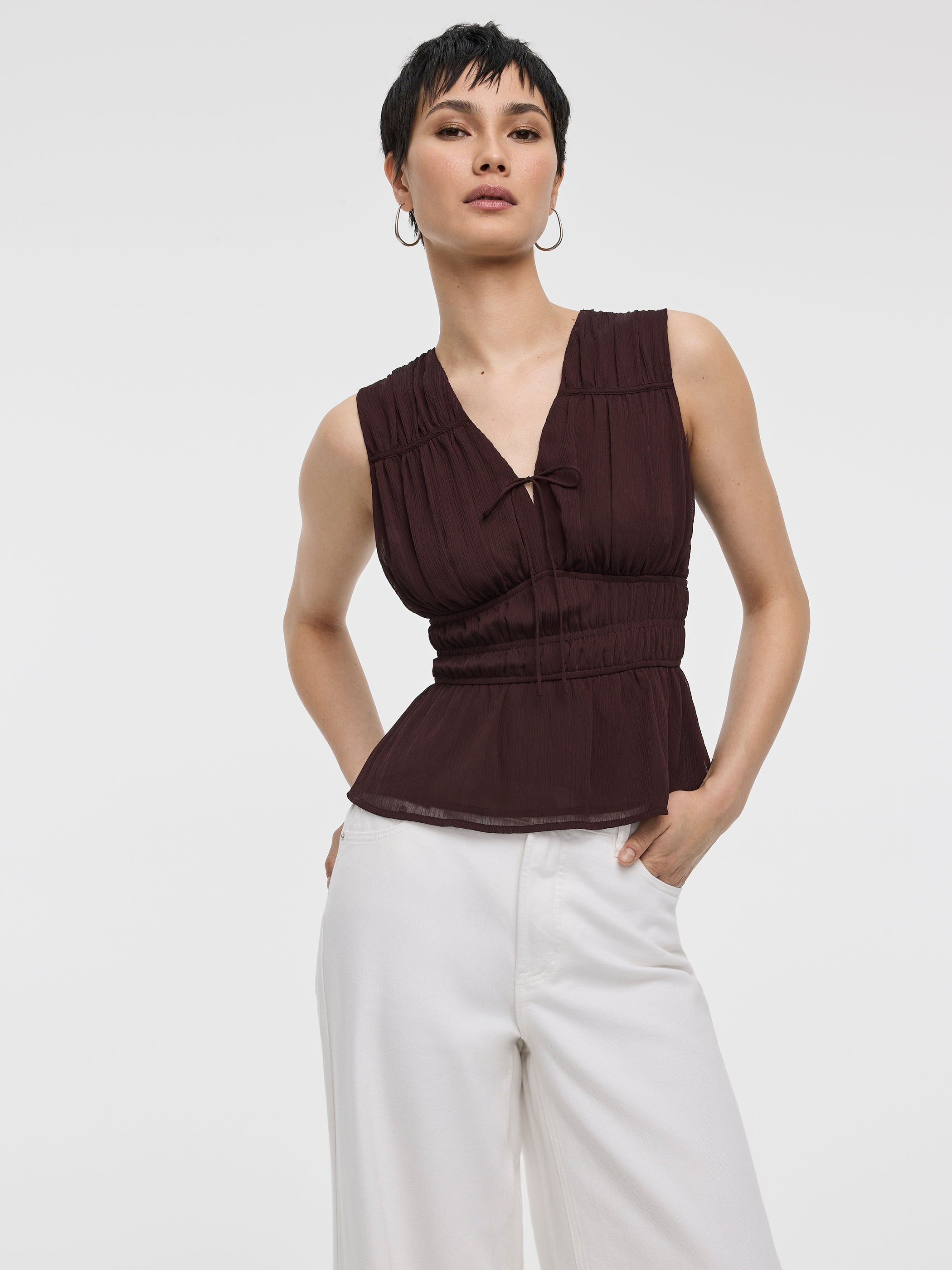 Blouse sans manches à col V avec taille en nid d'abeille