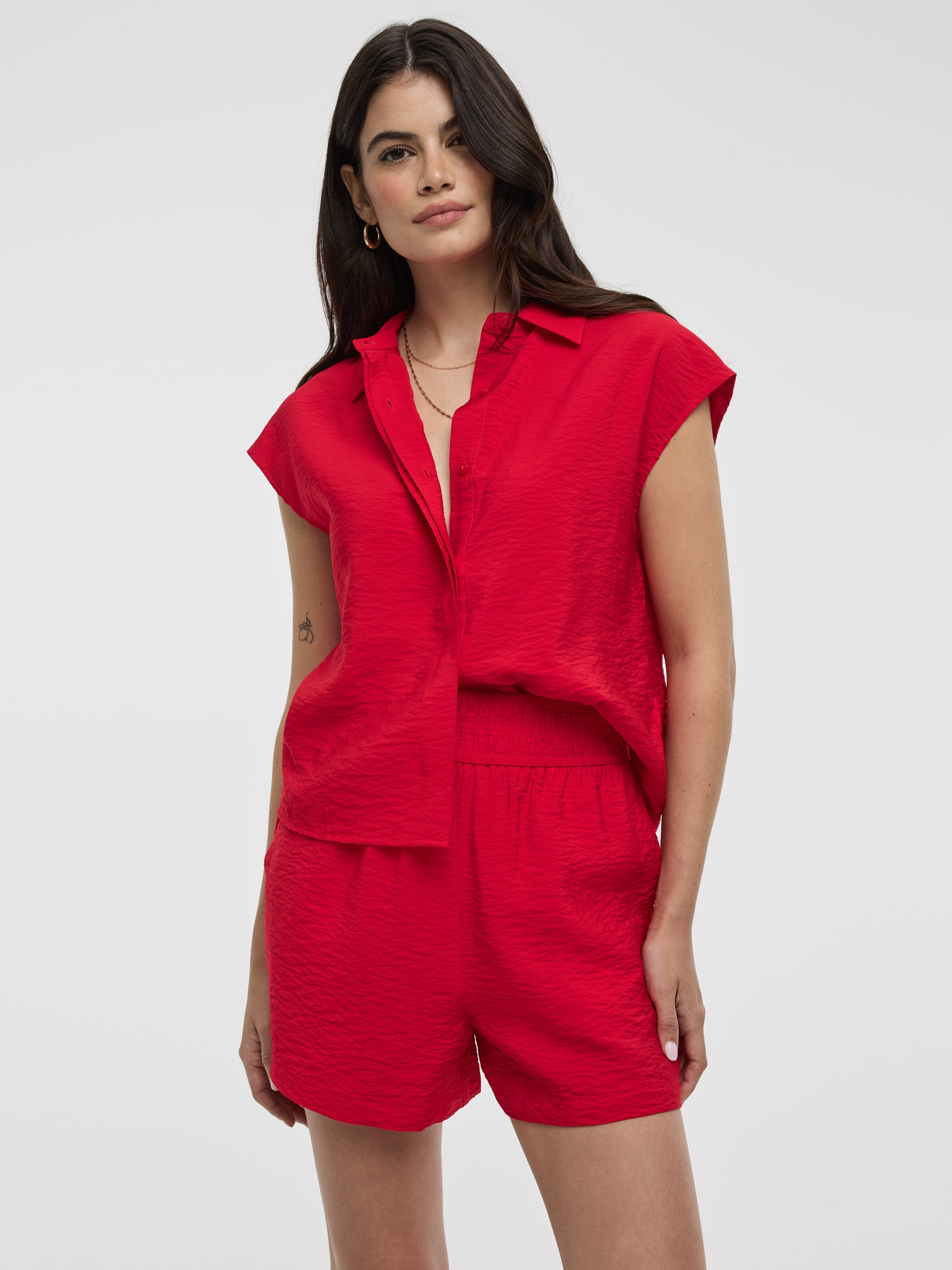 Extended-Sleeve Buttoned-Down Blouse