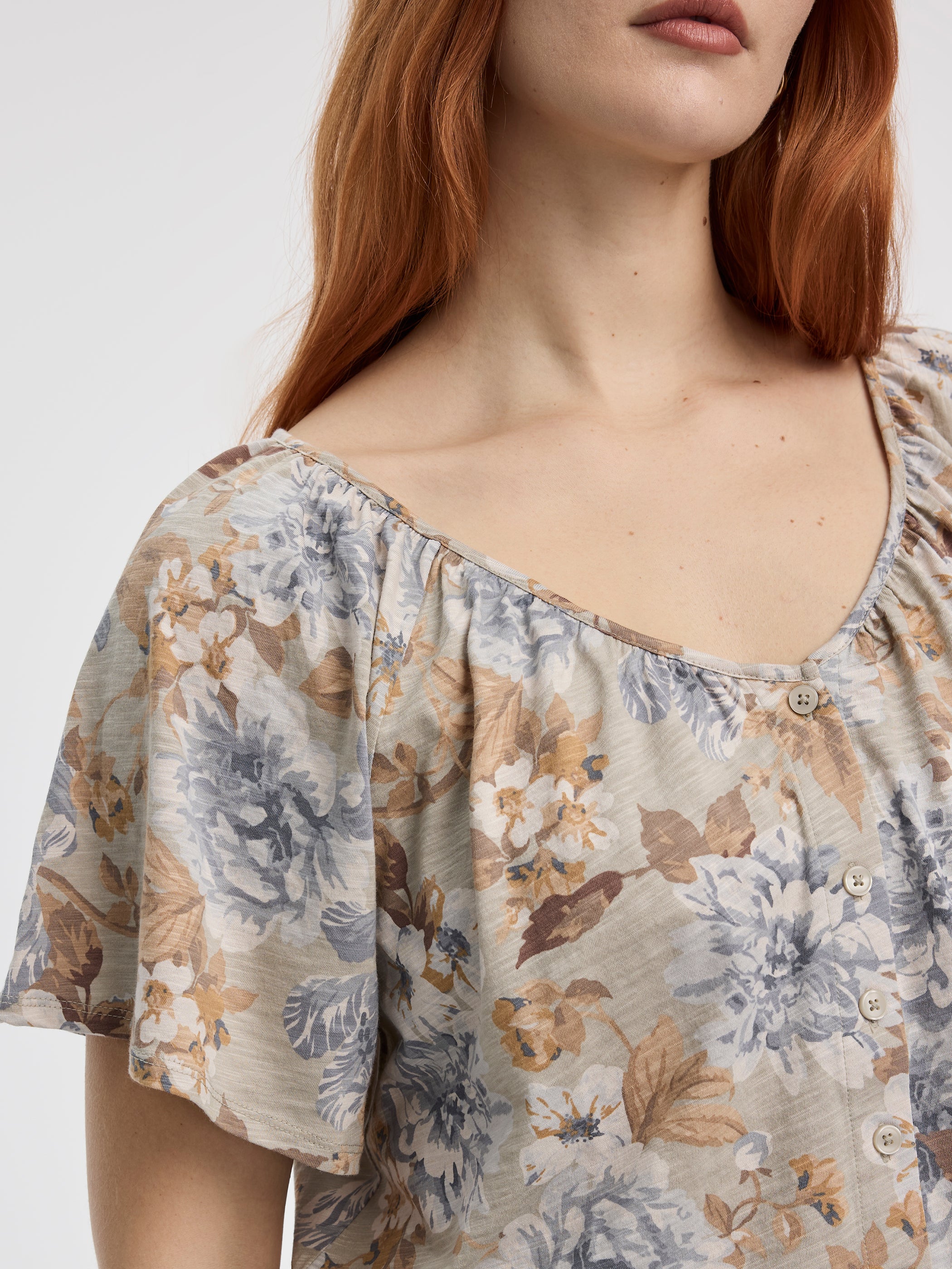 Blouse boutonnée à manches courtes à volants et col V 
