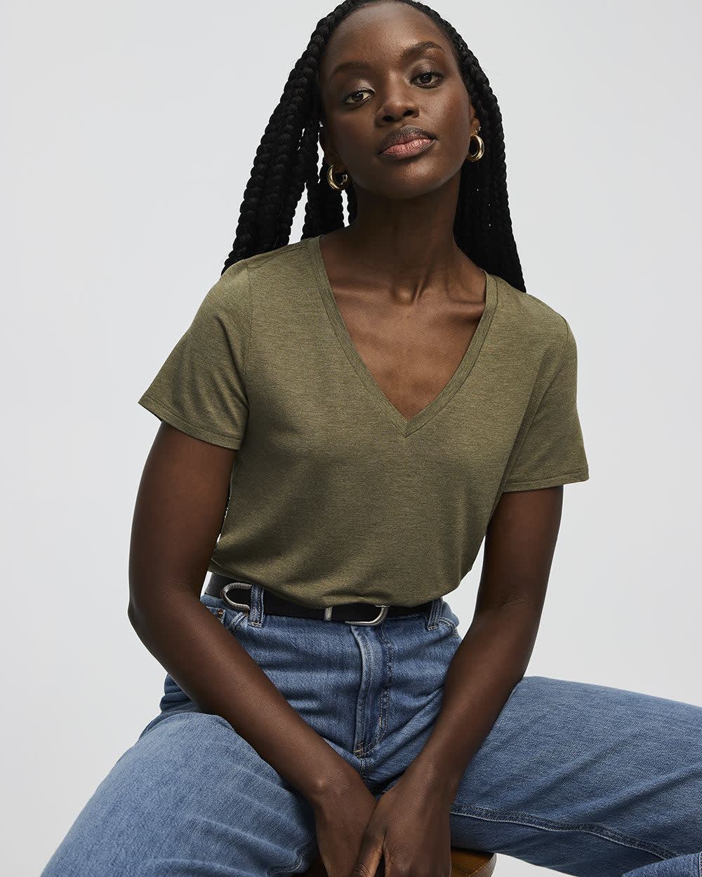 V-Neck T-Shirt - R Essentials