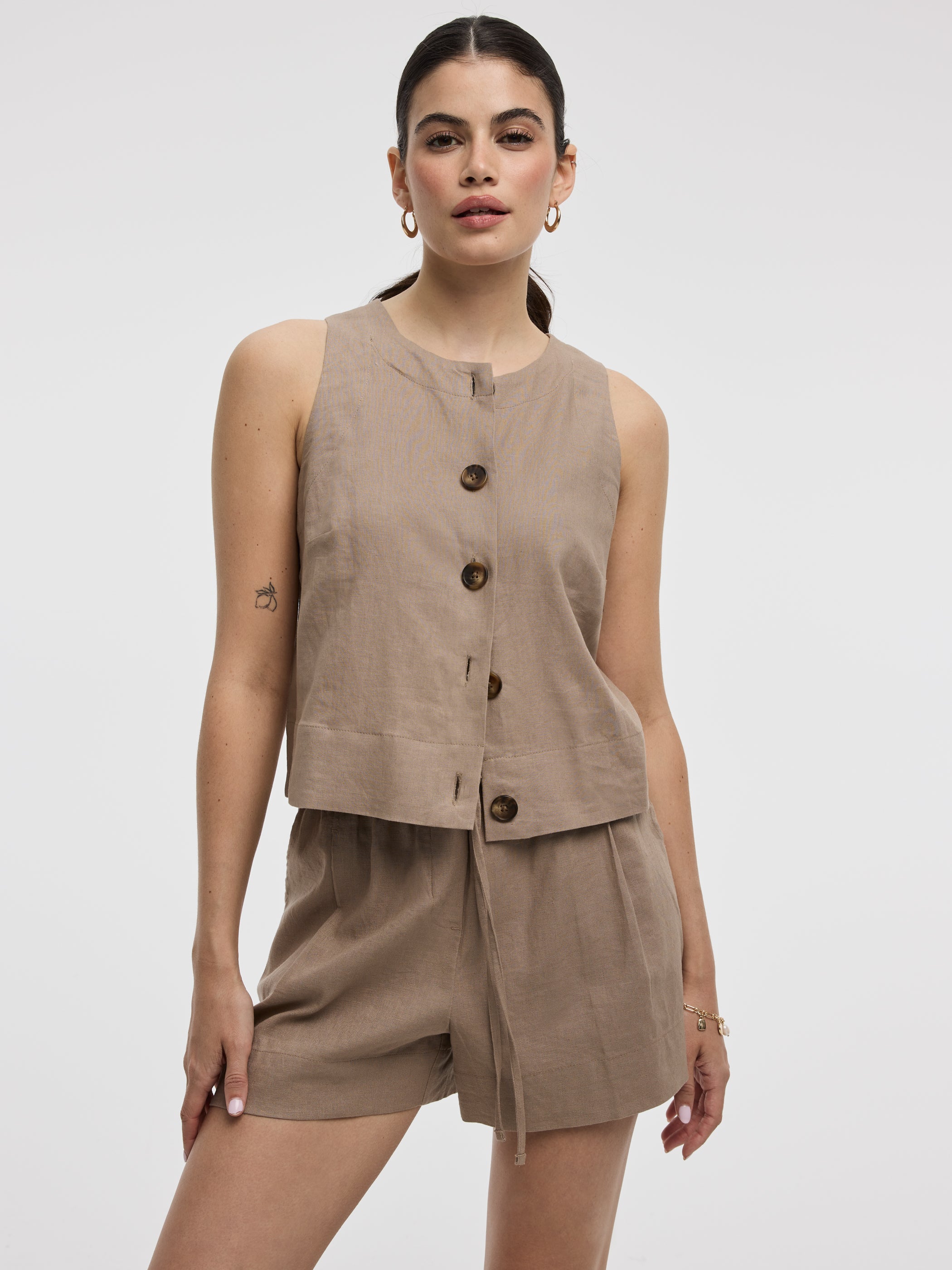 Women's Sleeveless Linen-Blend Vest with Crew Neck | Reitmans
