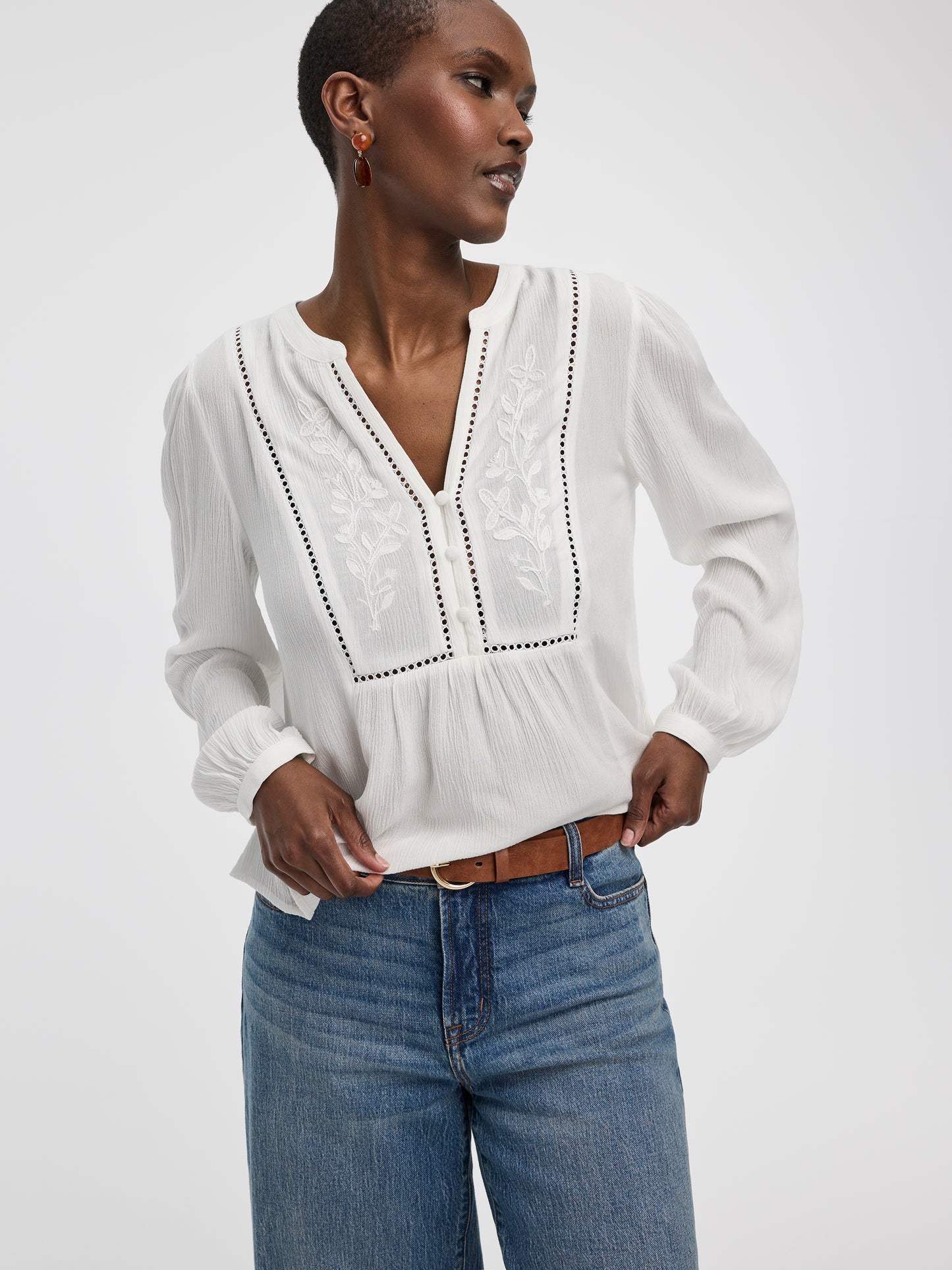 Blouse à manches longues et col fendu avec détails brodés