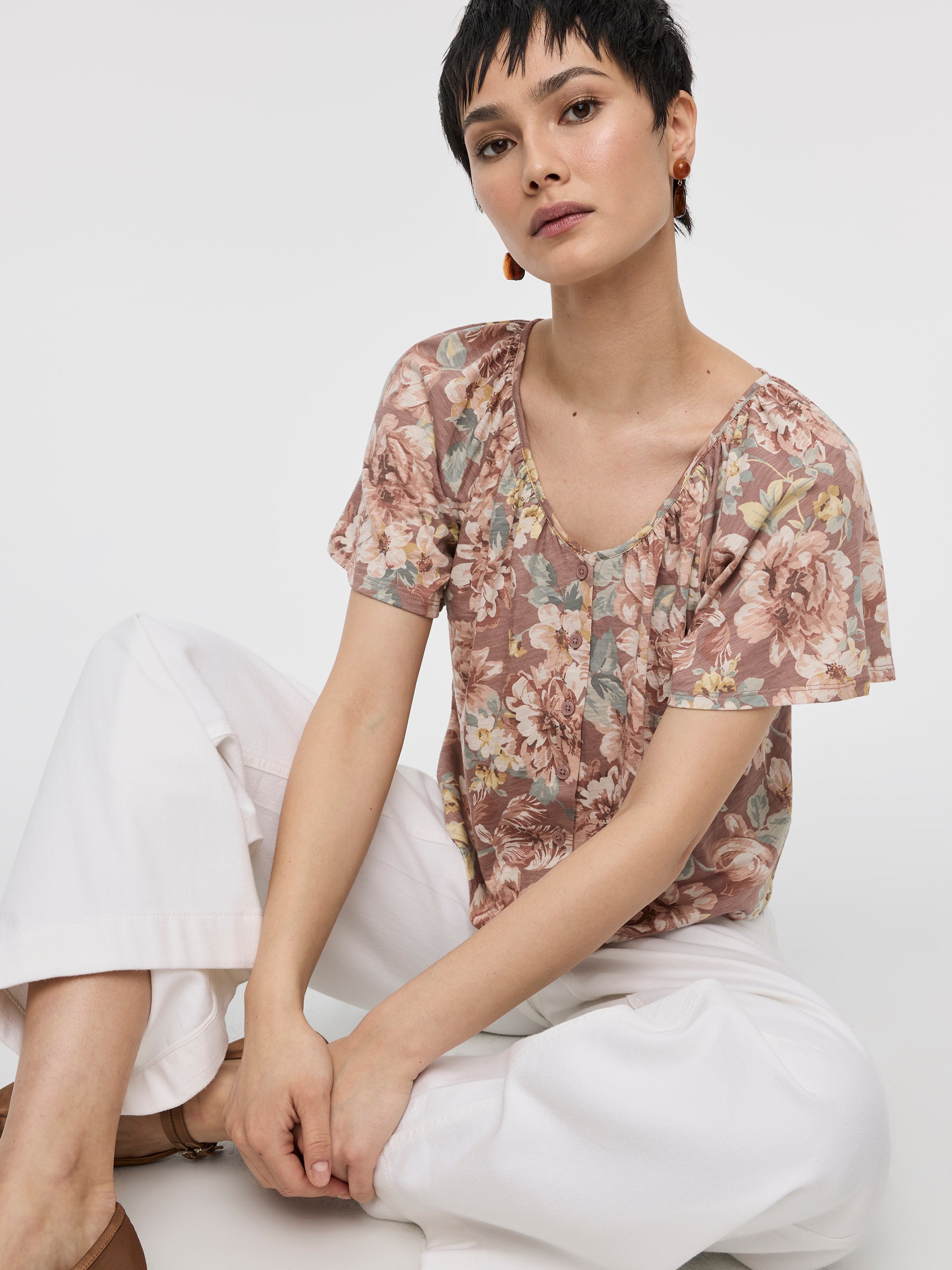 Blouse boutonnée à manches courtes à volants et col V 