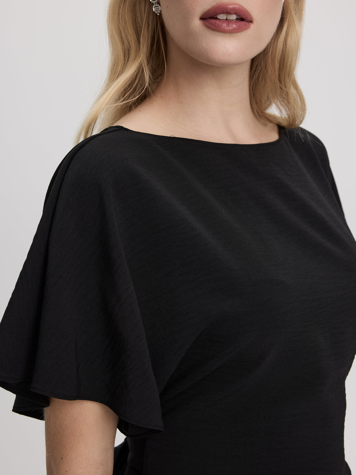 Short-Sleeve Boat-Neck Blouse with Bow in the Back