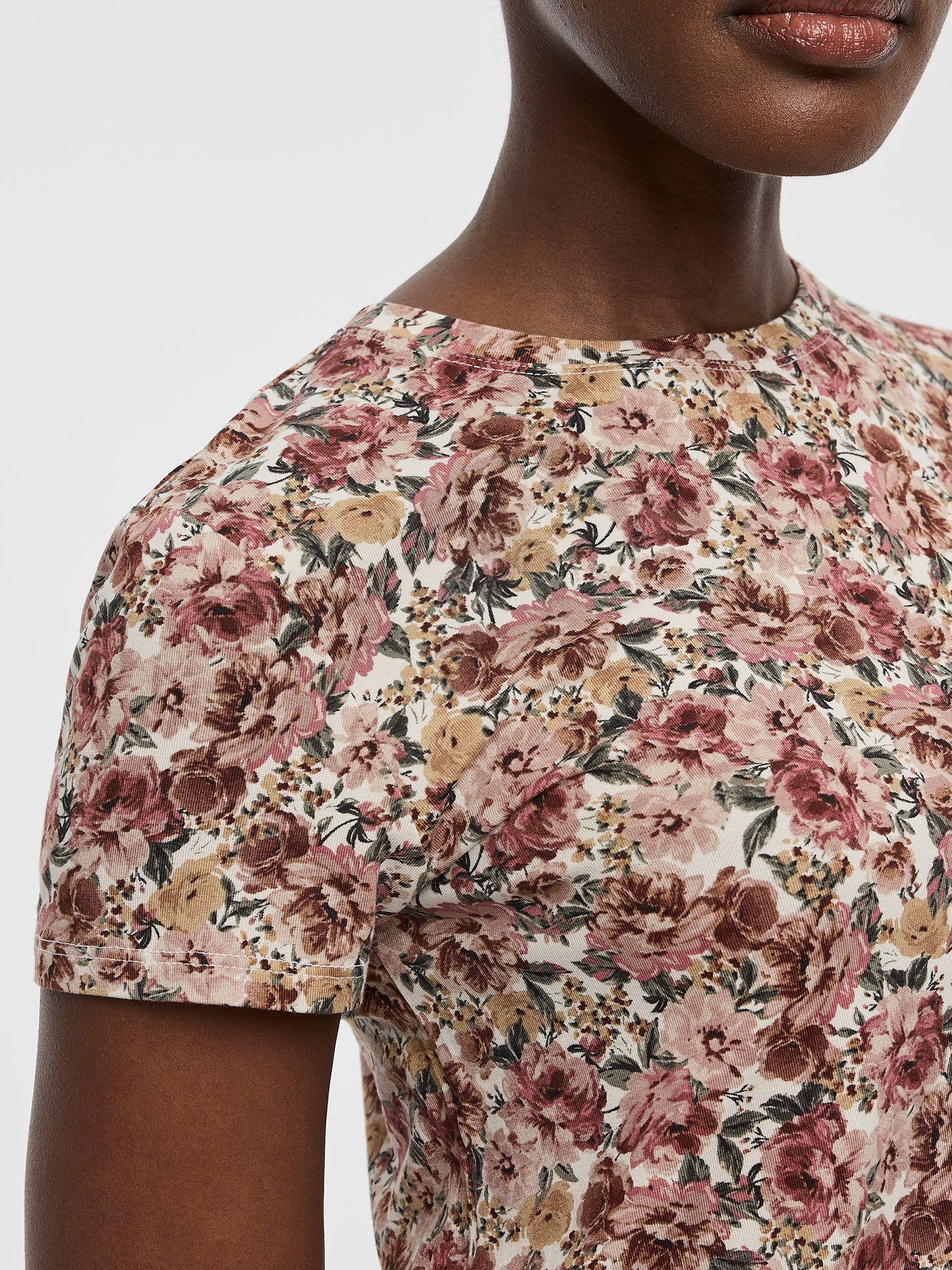 Crew-Neck Tee - R Essentials