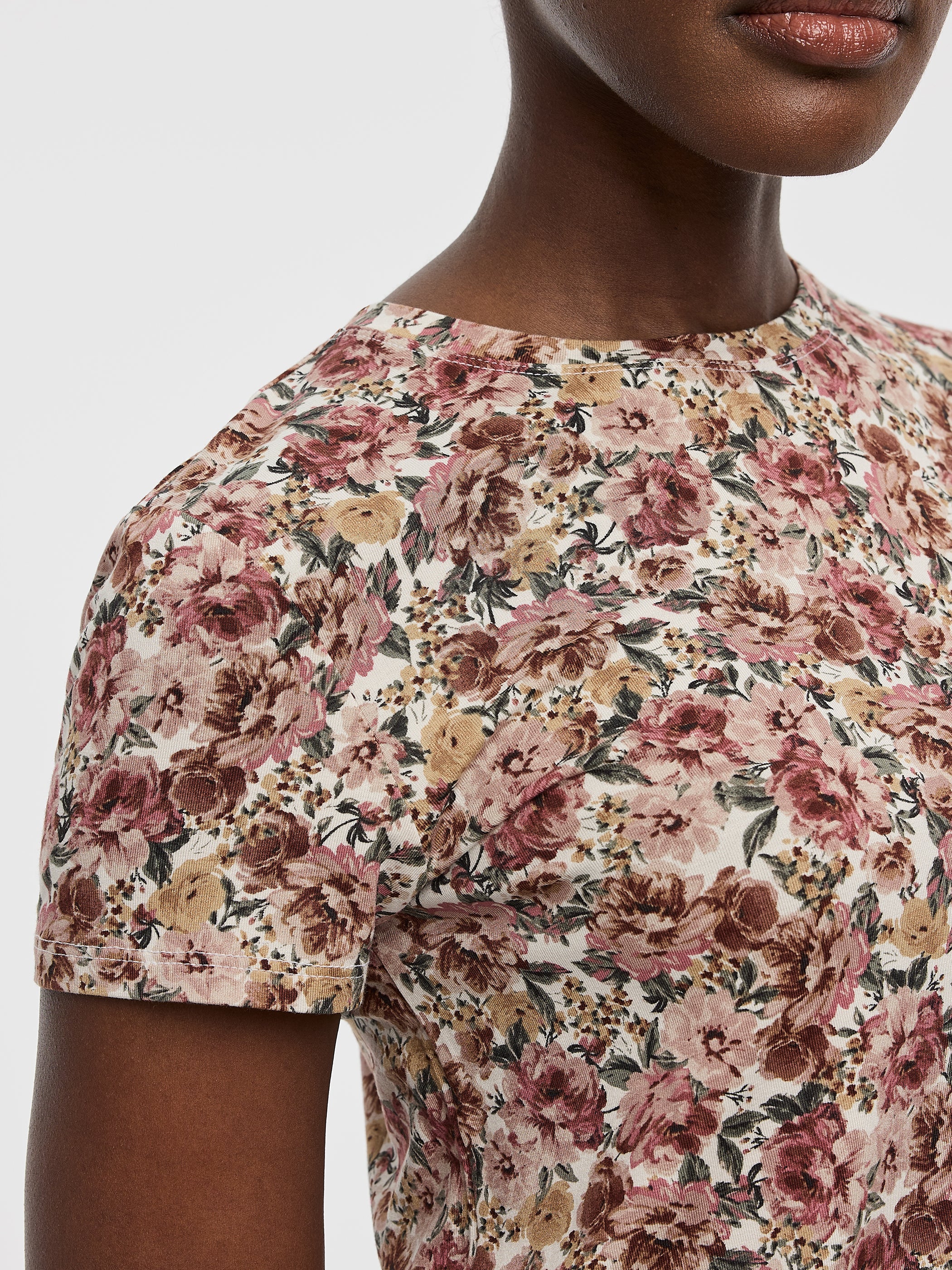 Crew-Neck Tee - R Essentials