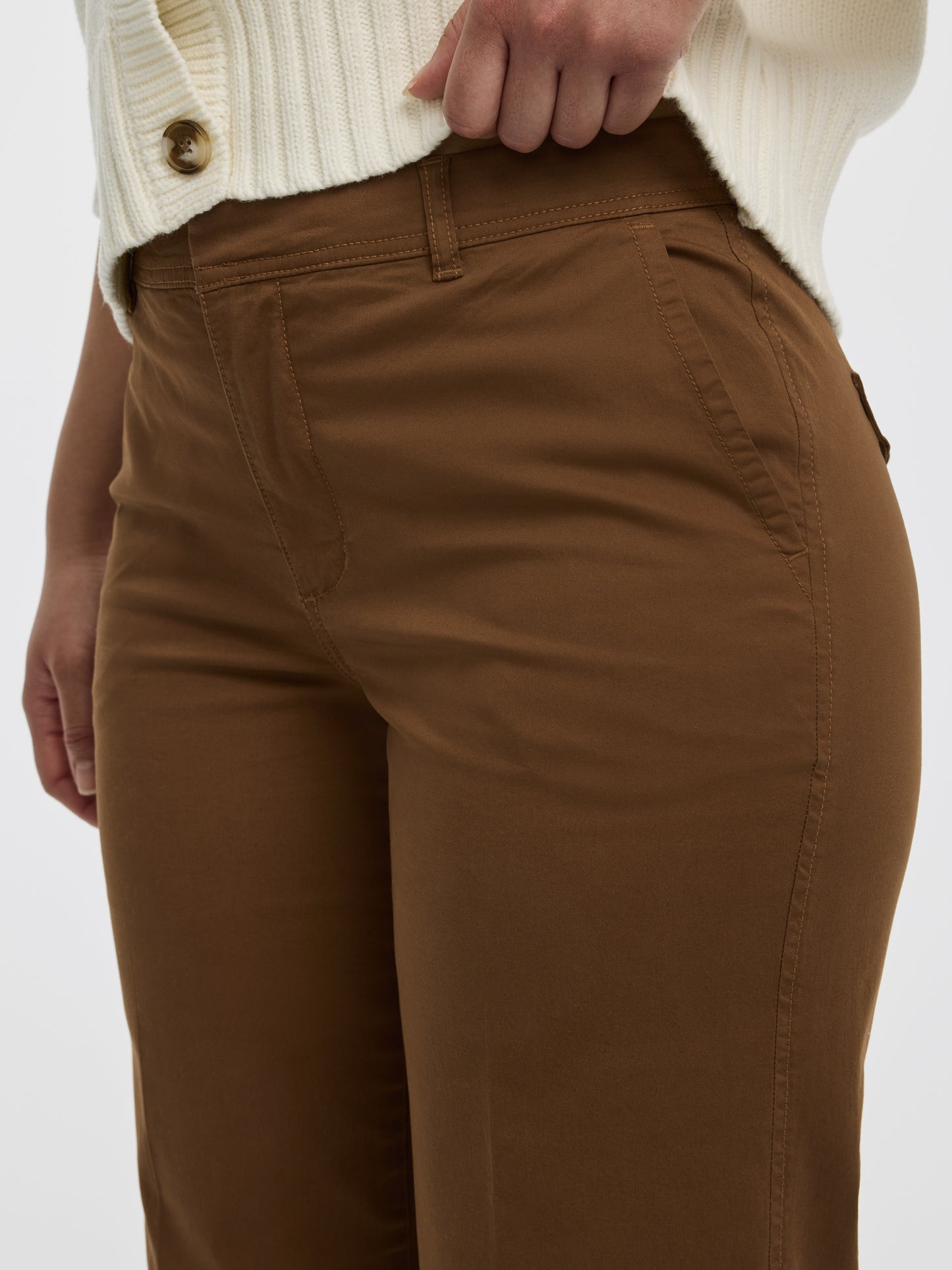 Pantalon chino à taille mi-haute et jambe droite à revers